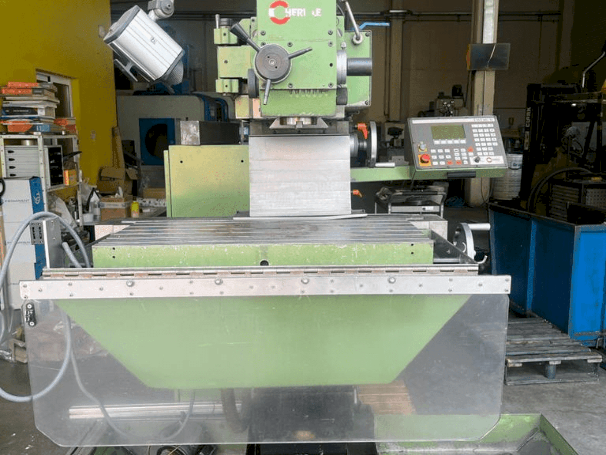 Frontansicht der HERMLE UWF 802M Maschine