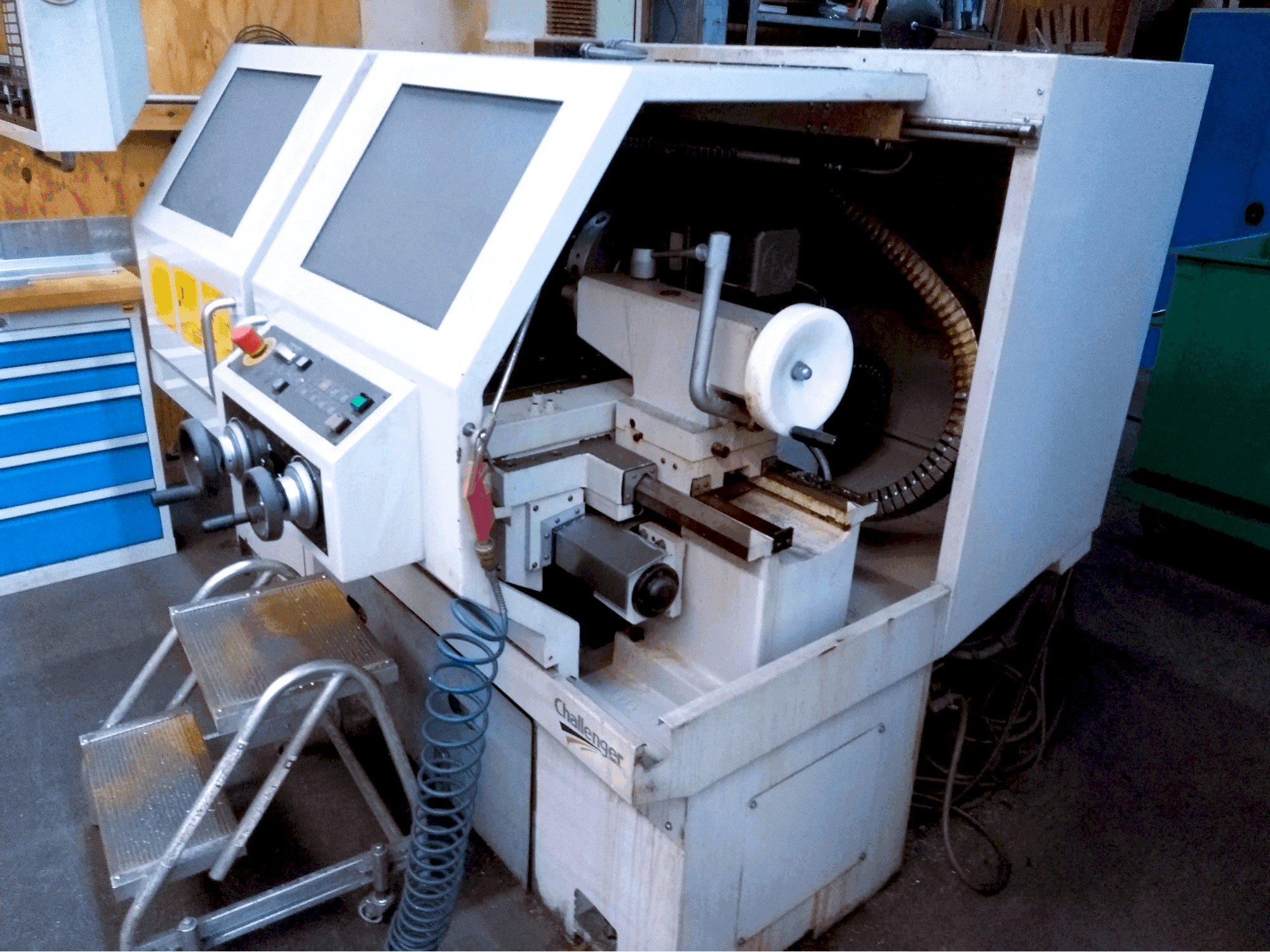 Frontansicht der Challenger MICROTURN BNC 446 Maschine