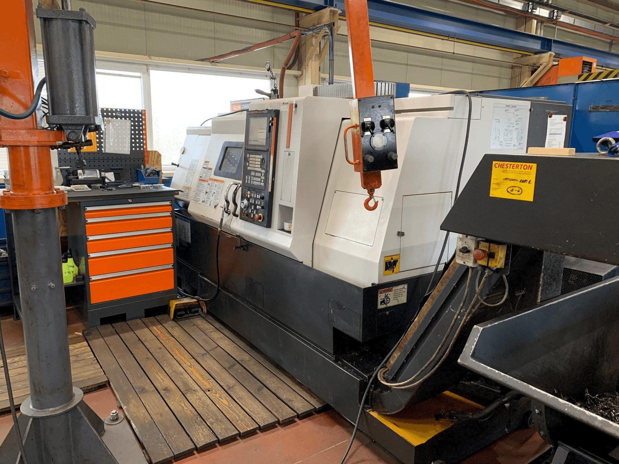 Frontansicht der Mazak QTN - 250 Maschine