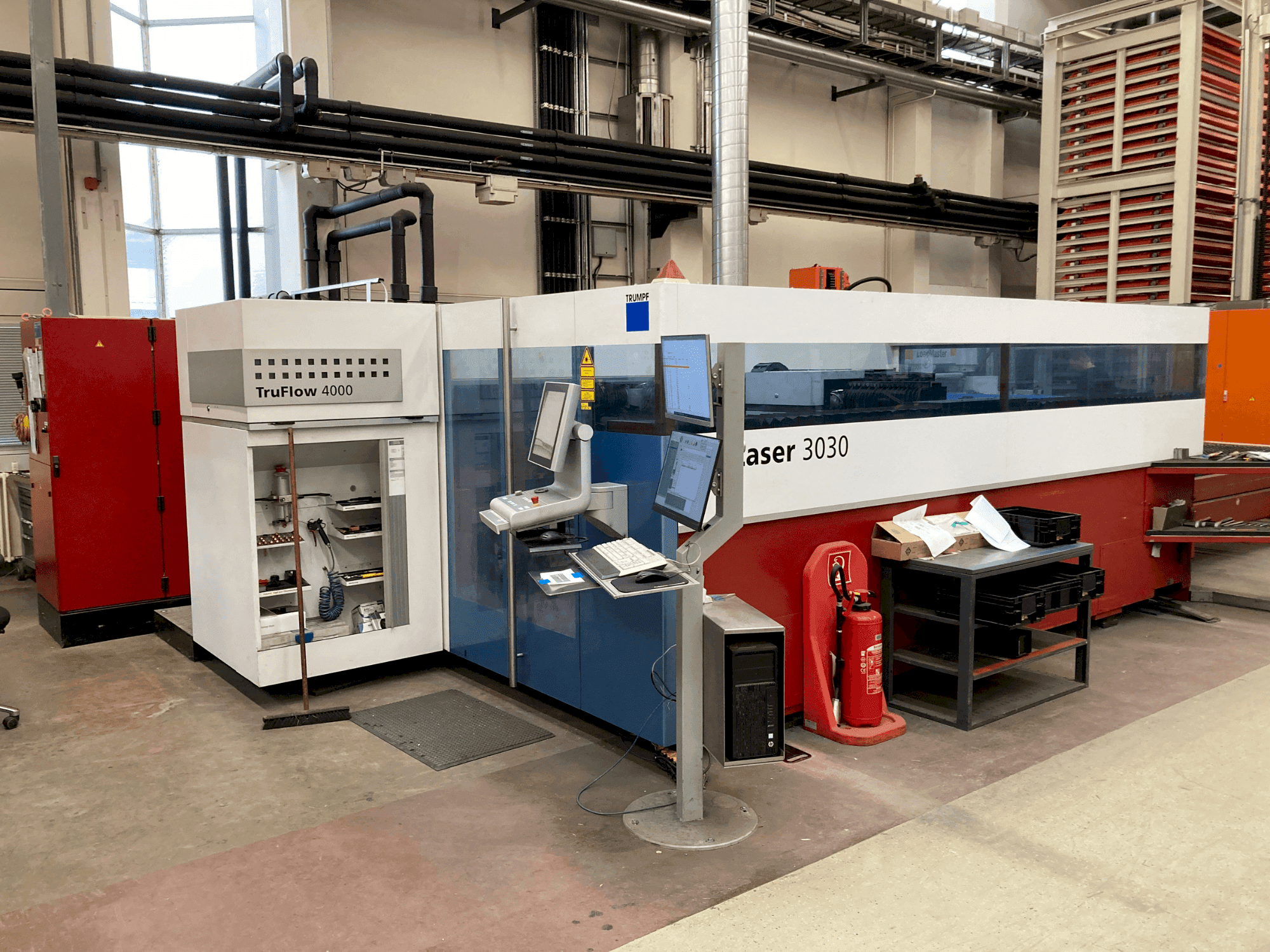 Frontansicht der TRUMPF TruLaser 3030 Maschine