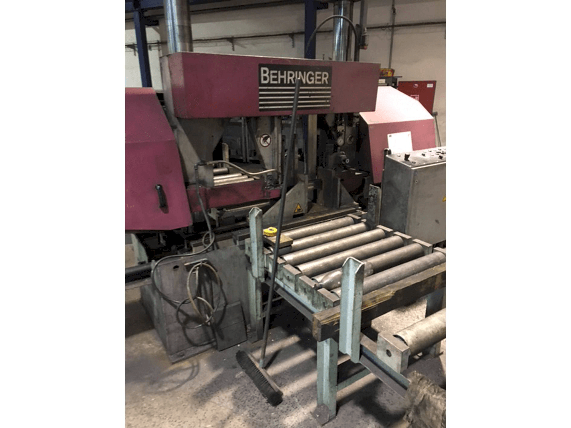 Frontansicht der Behringer HBP 530 Maschine