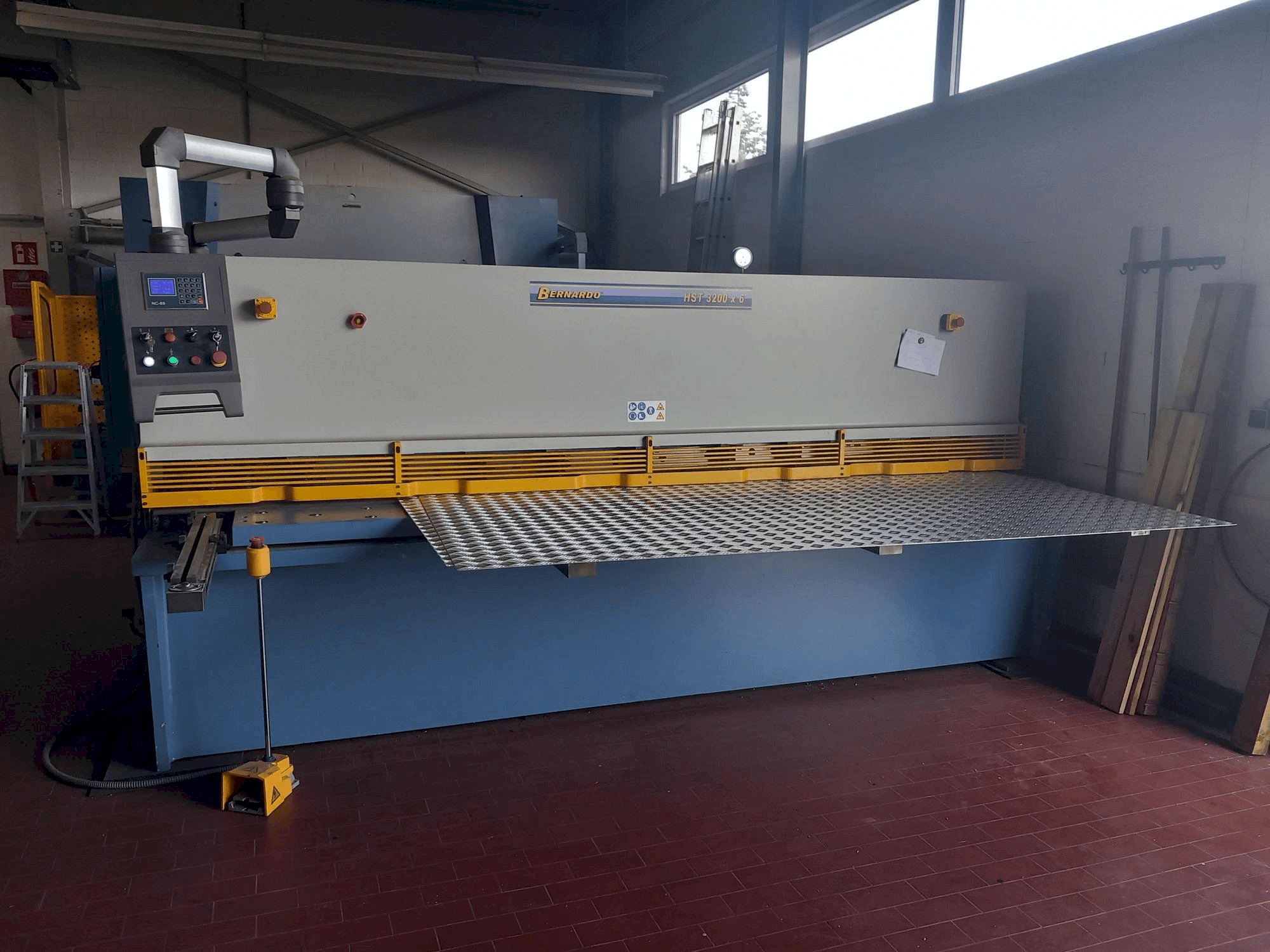 Frontansicht der Bernardo HST-3200X6 Maschine