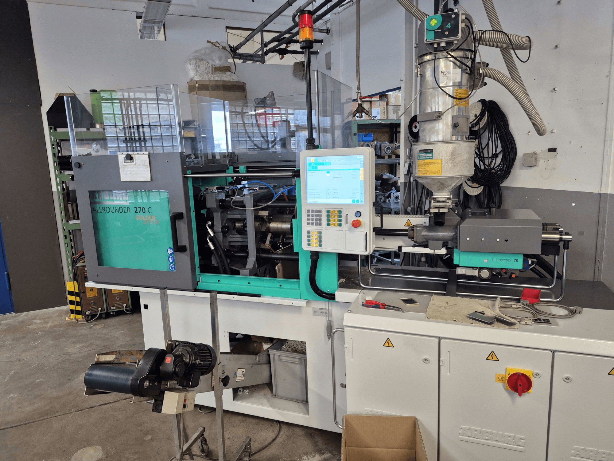 Hydraulische Spritzgießmaschine Arburg Allrounder 270 C 400-70, Vorderansicht mit sichtbarem Bedienfeld und Materialtrichter.