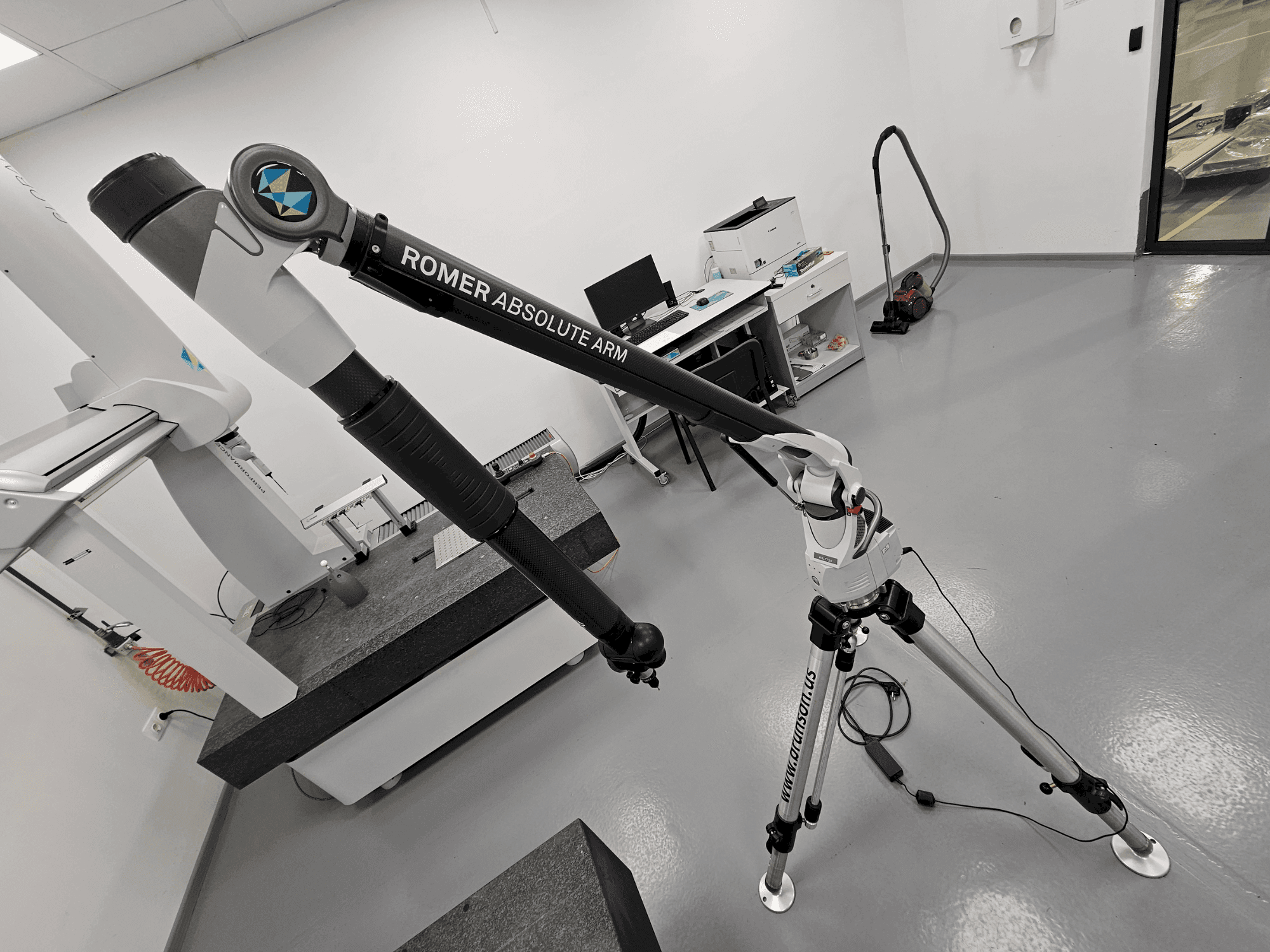 Frontansicht der ROMER Absolute Arm 7730 Maschine