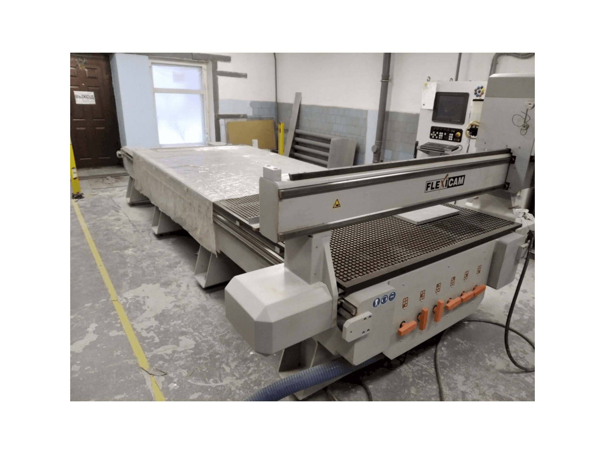 Frontansicht der Becker FLEXICAM 1540 Maschine