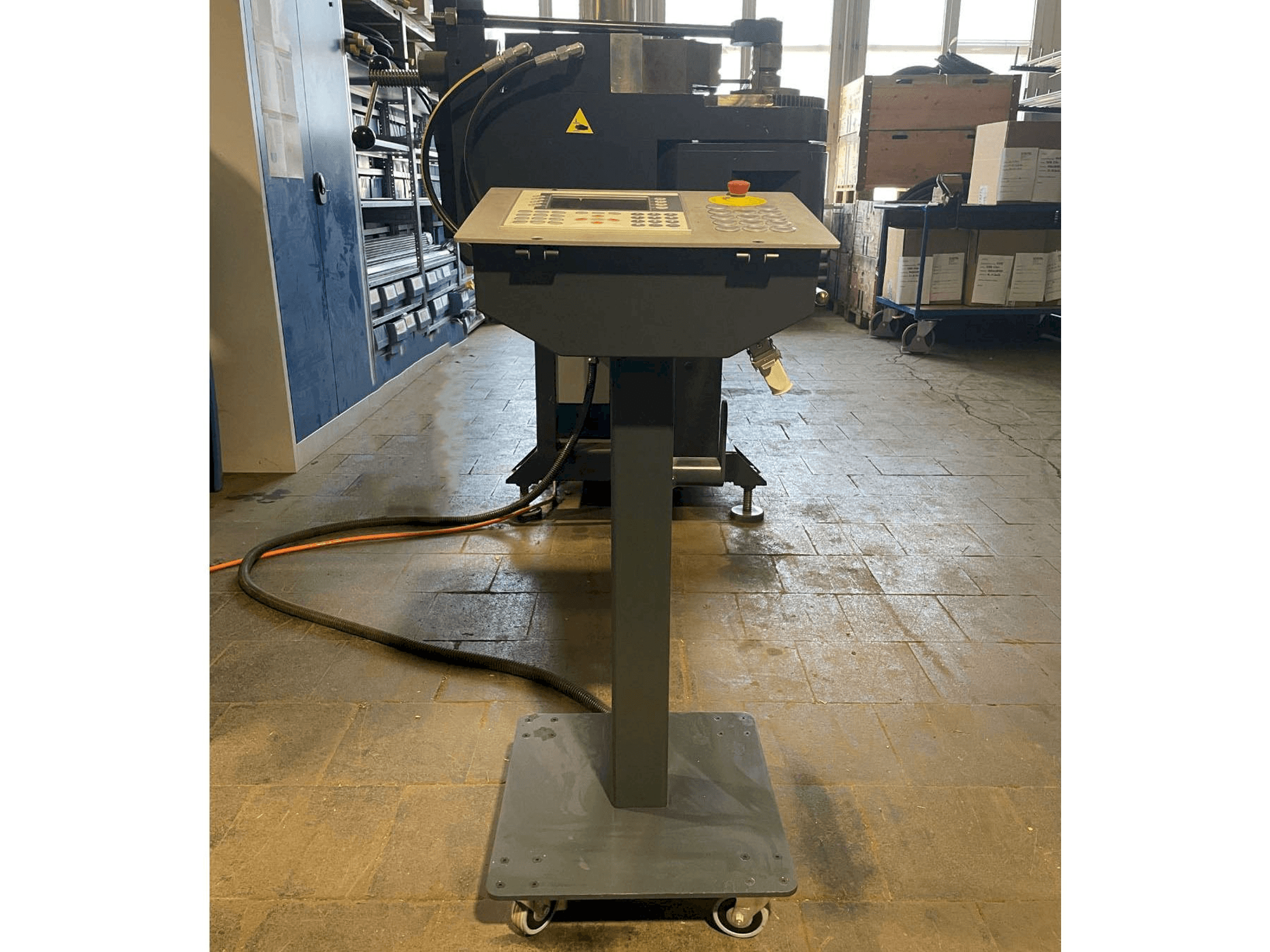 Linke Seitenansicht der Thoman FK50-3A-NC Maschine