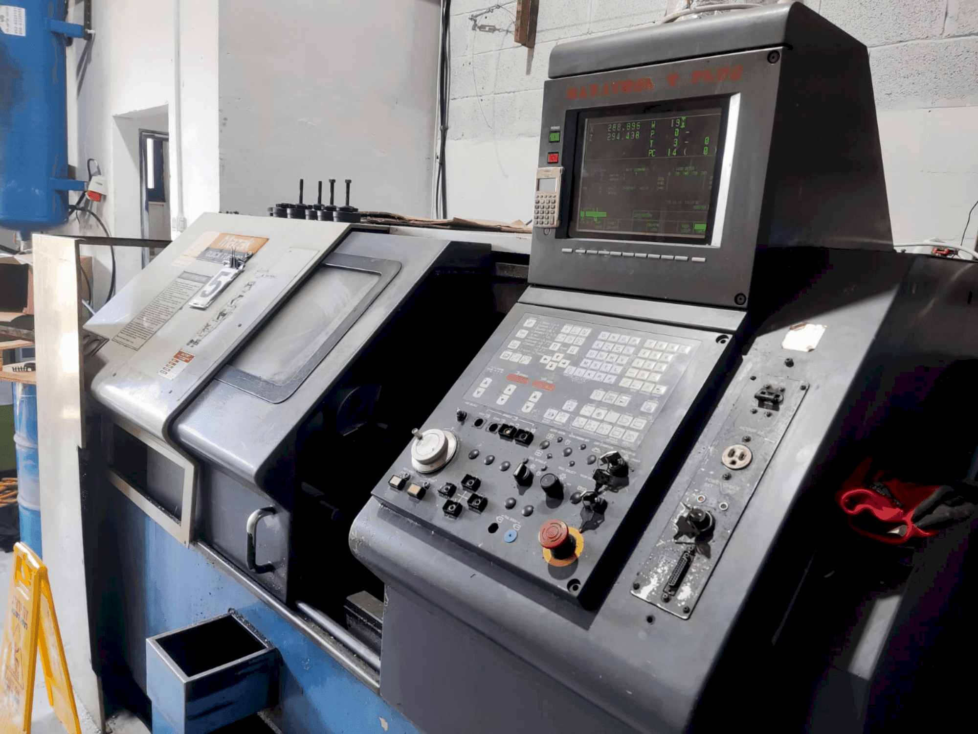 Frontansicht der Mazak Quick Turn 20 (1996) Maschine