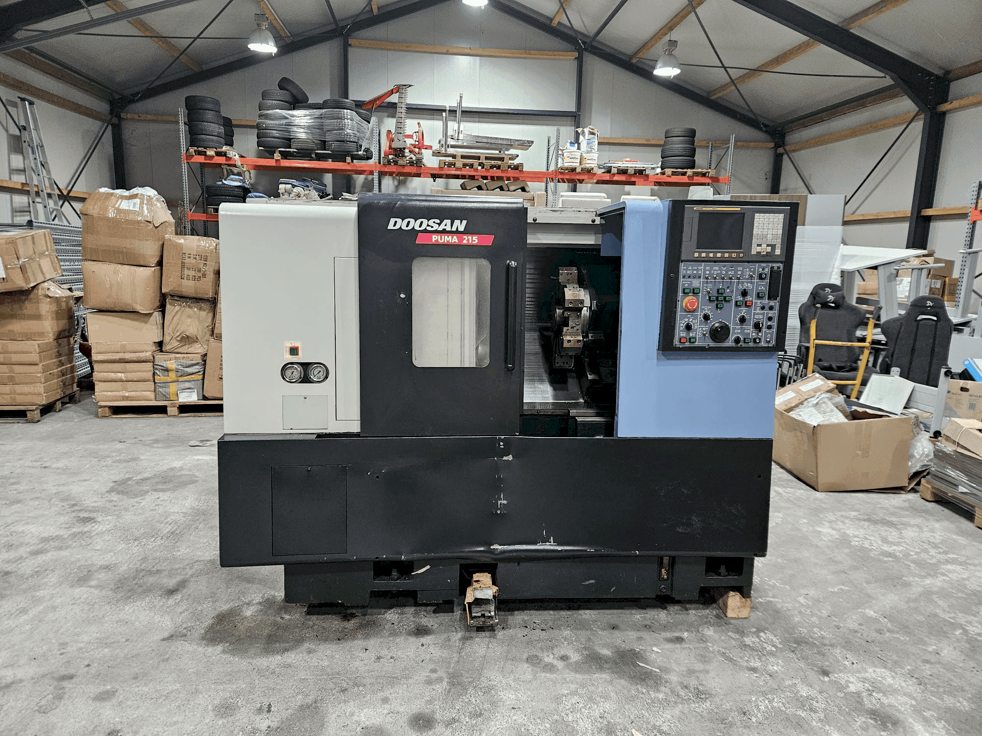 Frontansicht der DOOSAN PUMA 215 Maschine