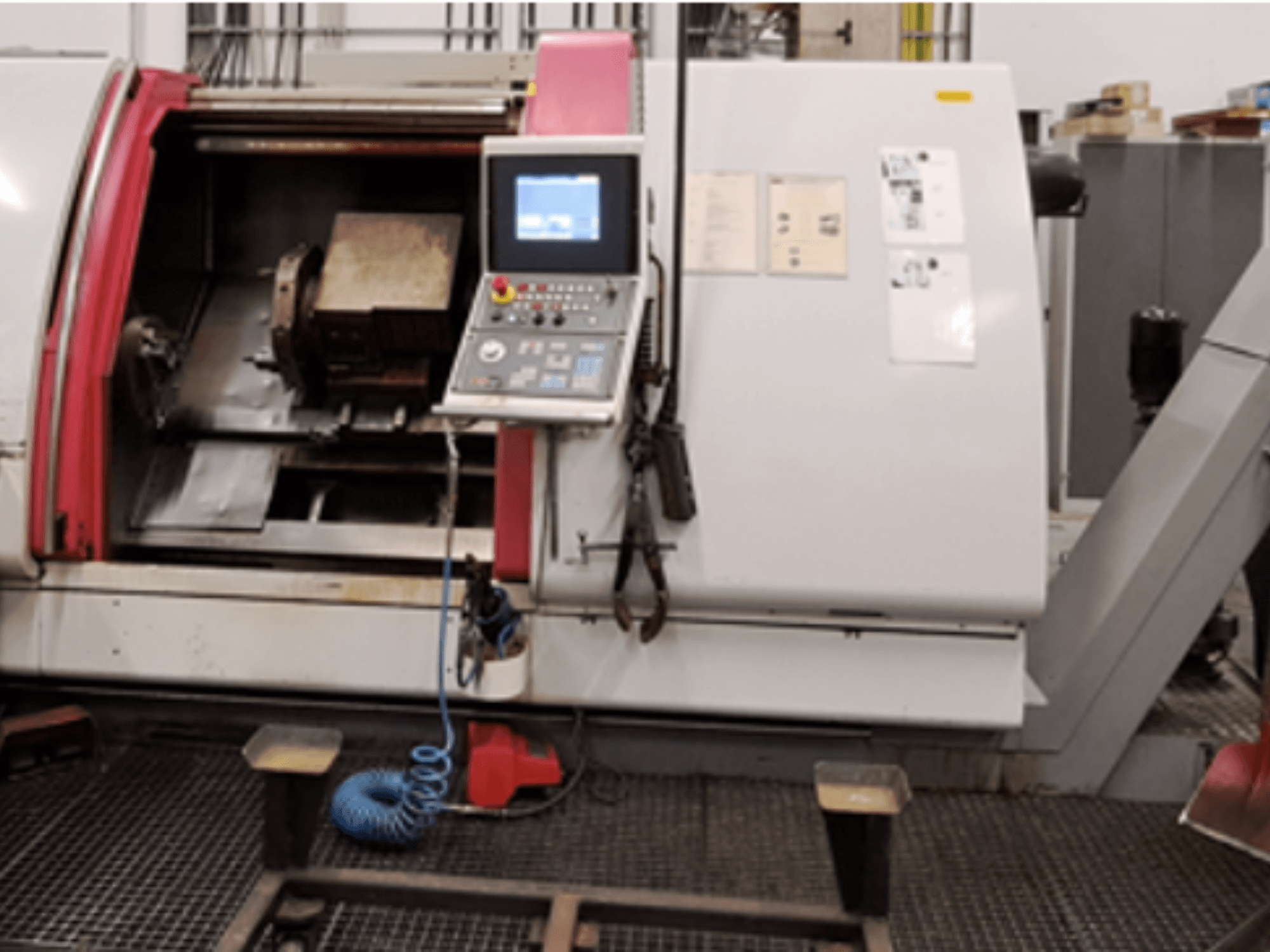Gildemeister CTX 500 S2 Horizontal-Drehmaschine, Vorderansicht, mit Blick auf das Bedienfeld, den Spindelbereich und den Arbeitsbereich.