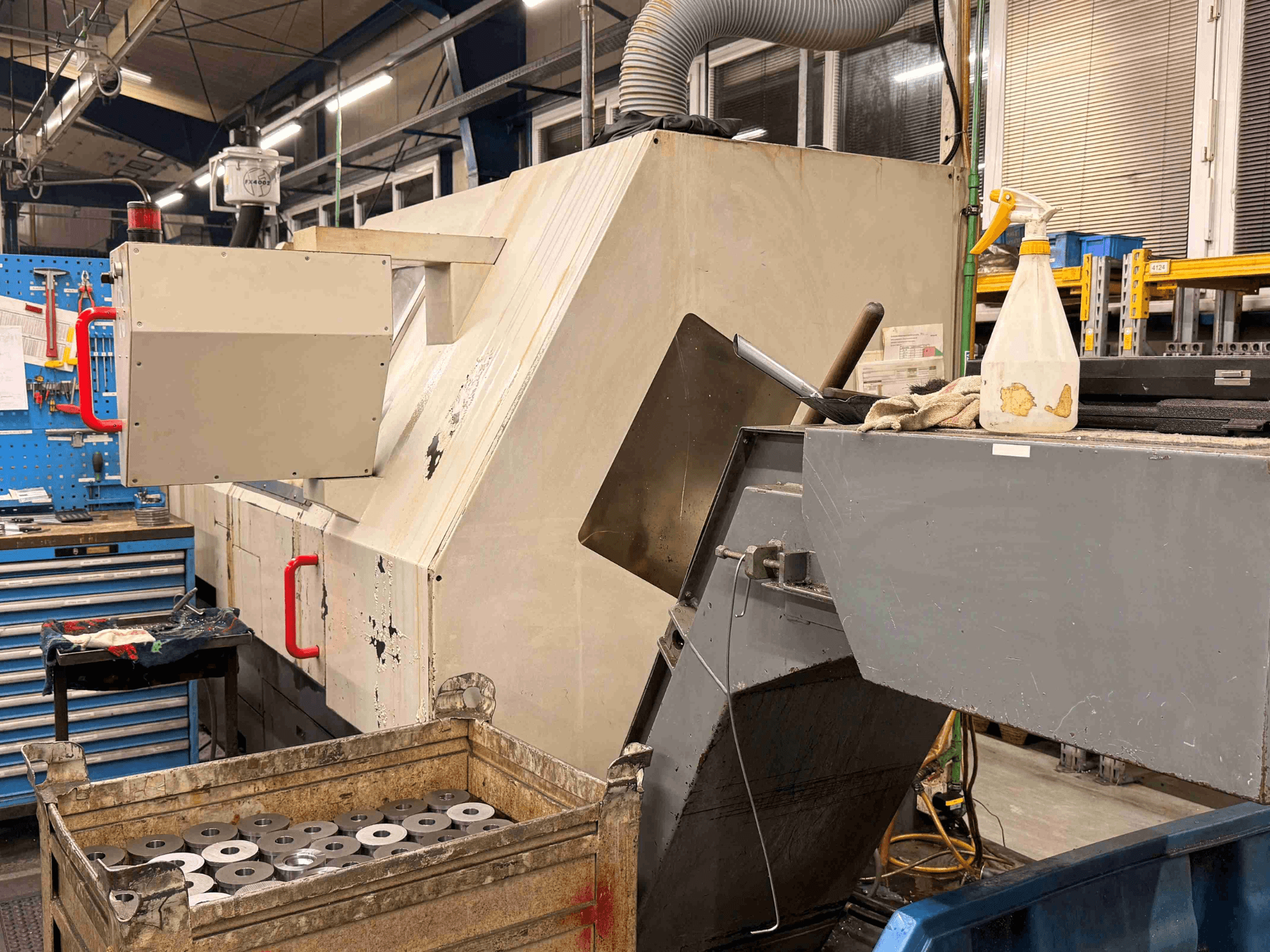 ZPS S-60 CNC-Horizontal-Drehmaschine in der Werkstatt, dargestellt in Seitenansicht mit sichtbaren Werkstücken und Bedienelementen.