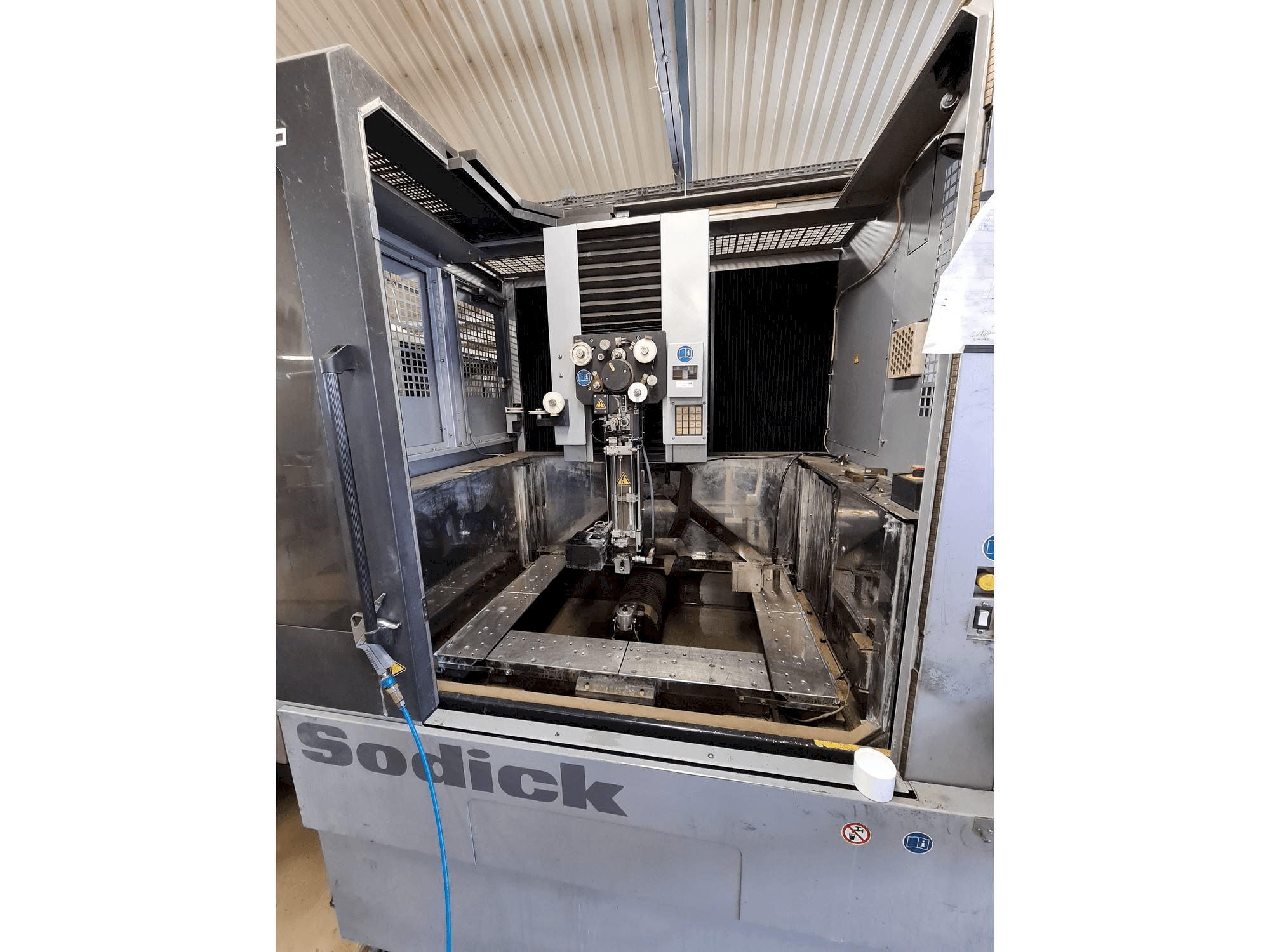 Frontansicht der Sodick AQ750L Maschine