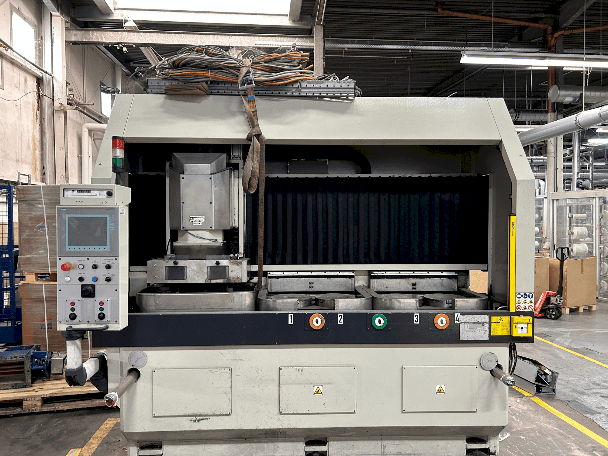 Frontansicht der Lodi VHP 300 4T CN Maschine