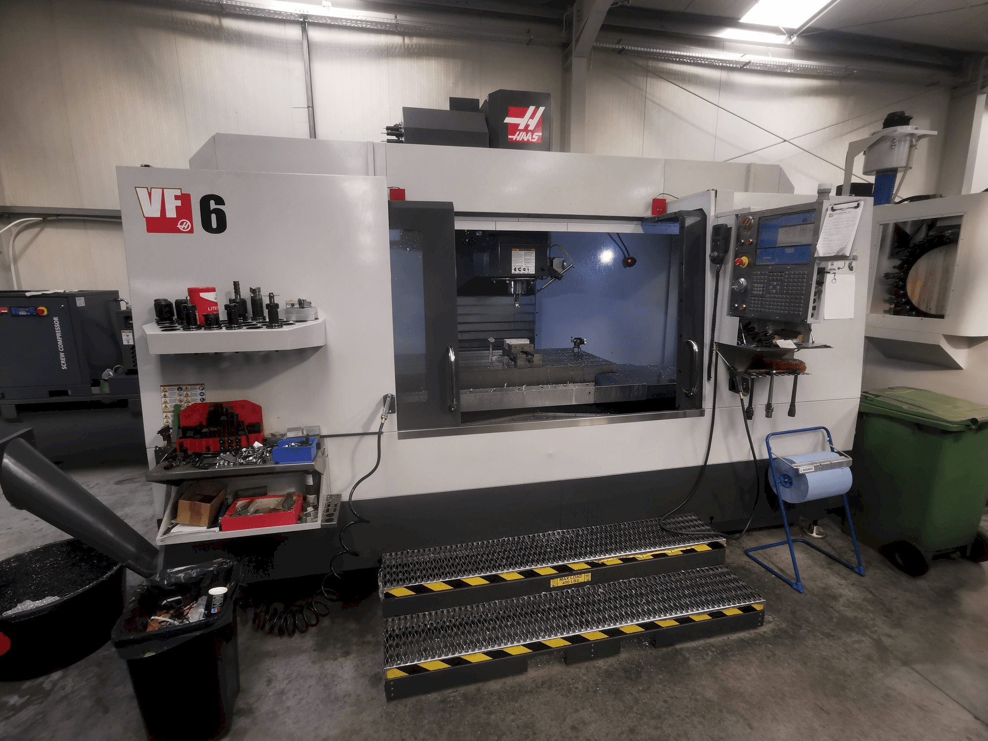 Frontansicht der HAAS VF-6/40 Maschine