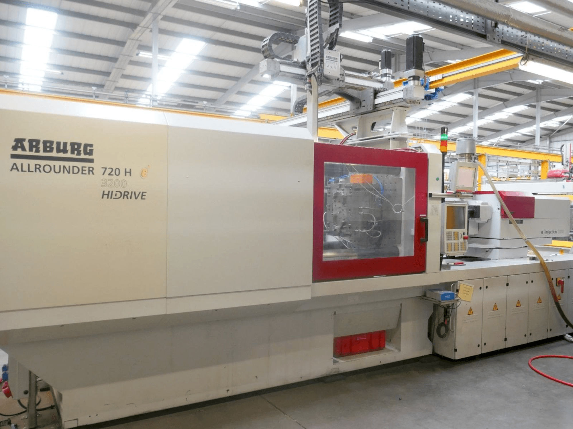 Frontansicht der Arburg Allrounder 720H 3200 1300 Maschine