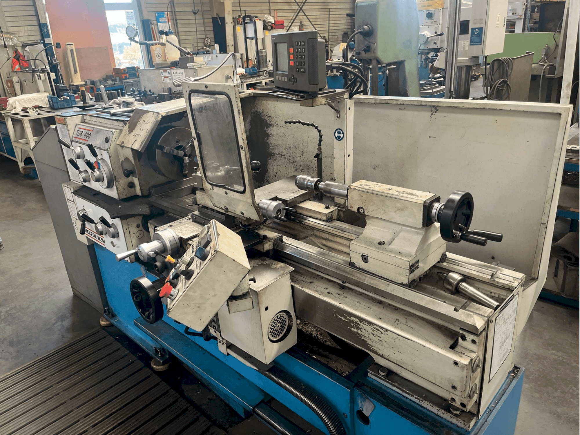 Frontansicht der MEXPOL WZM TUB 400 Maschine