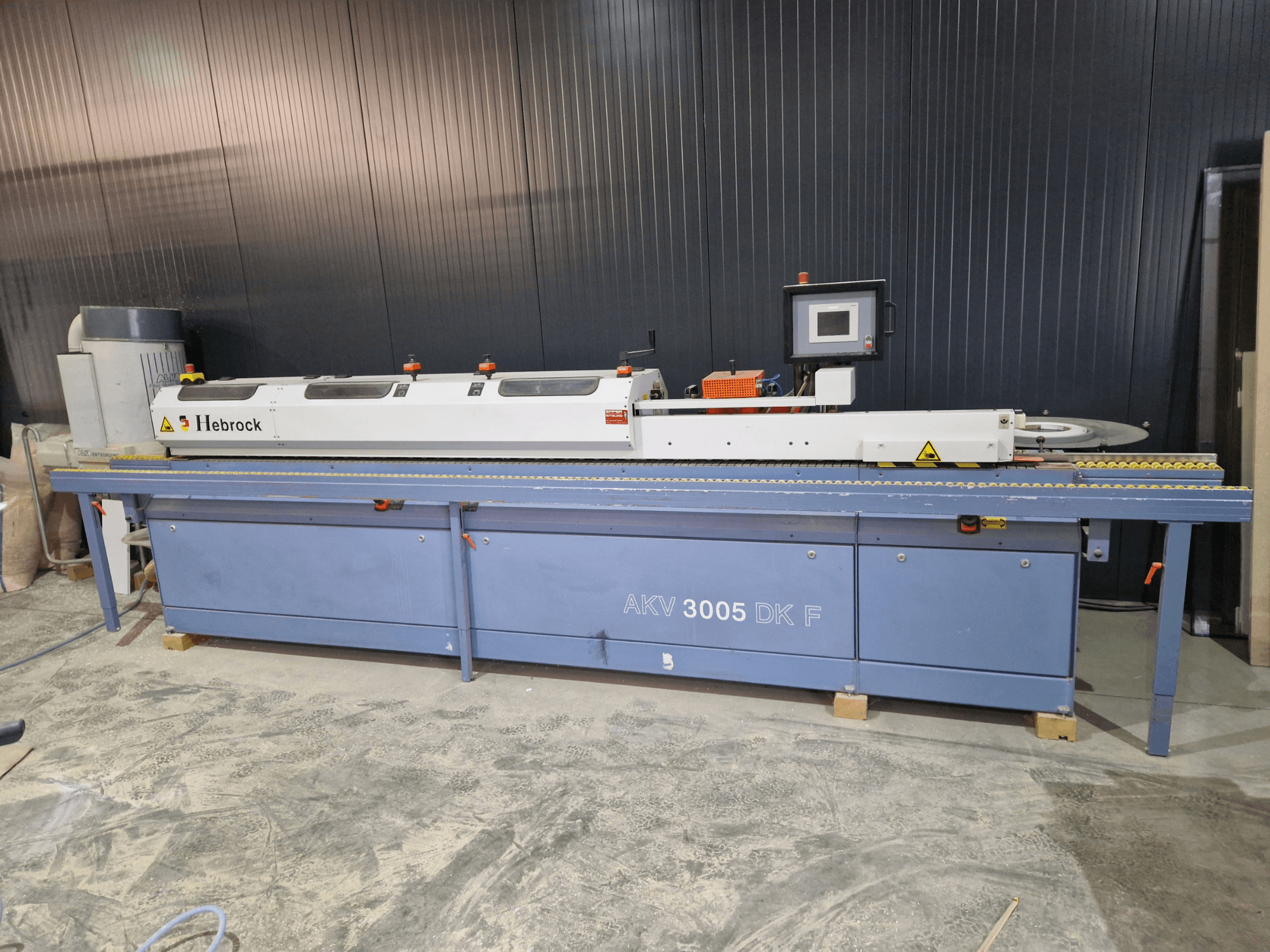 HEBROCK AKV 3005 DK-F Kantenanleimmaschine, Vorderansicht, mit Bedienfeld, Zuführband und Einstellmöglichkeiten.