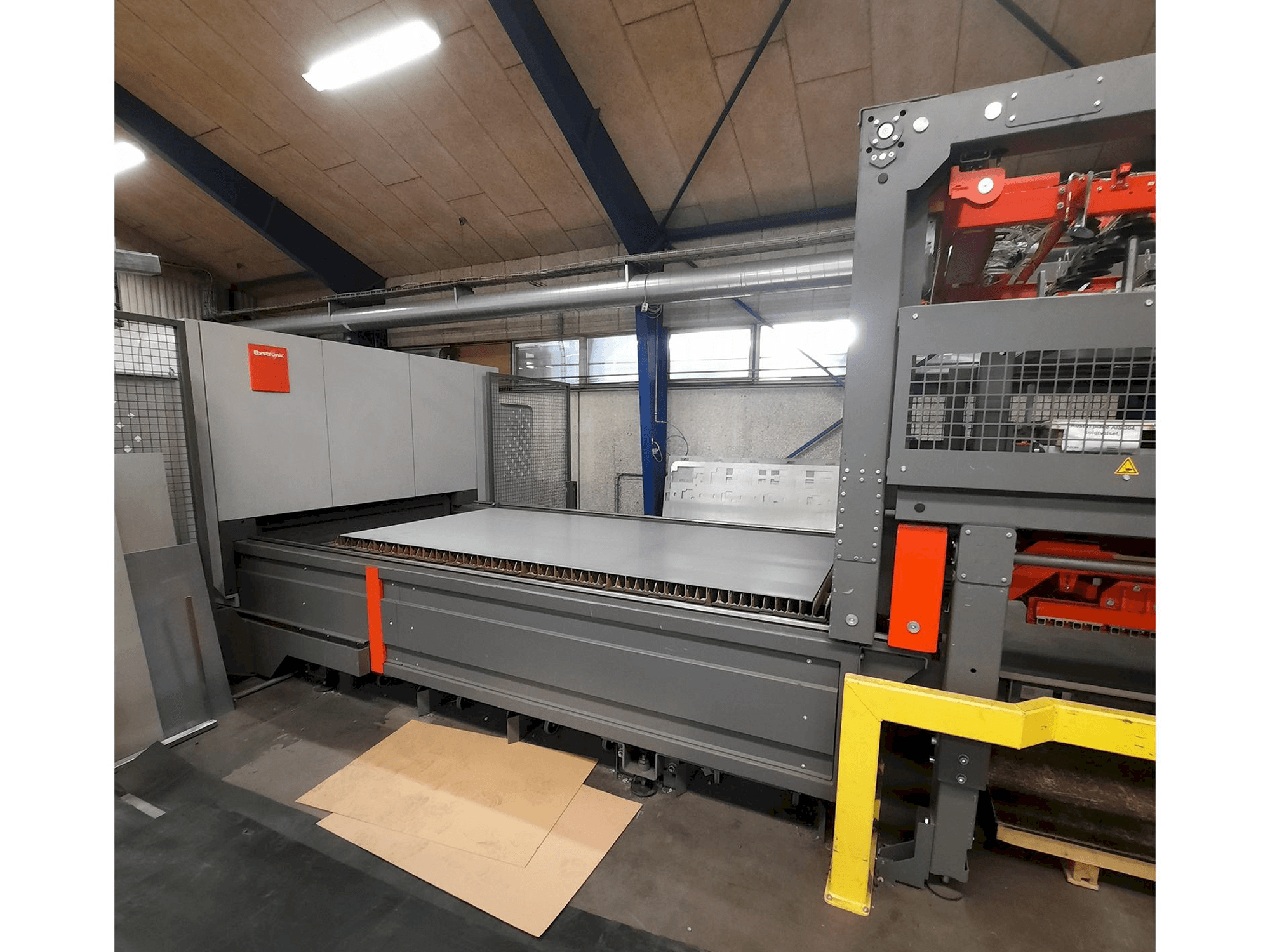Frontansicht der Bystronic Bystar Fiber 3015 6KW + ByTrans Extended Maschine