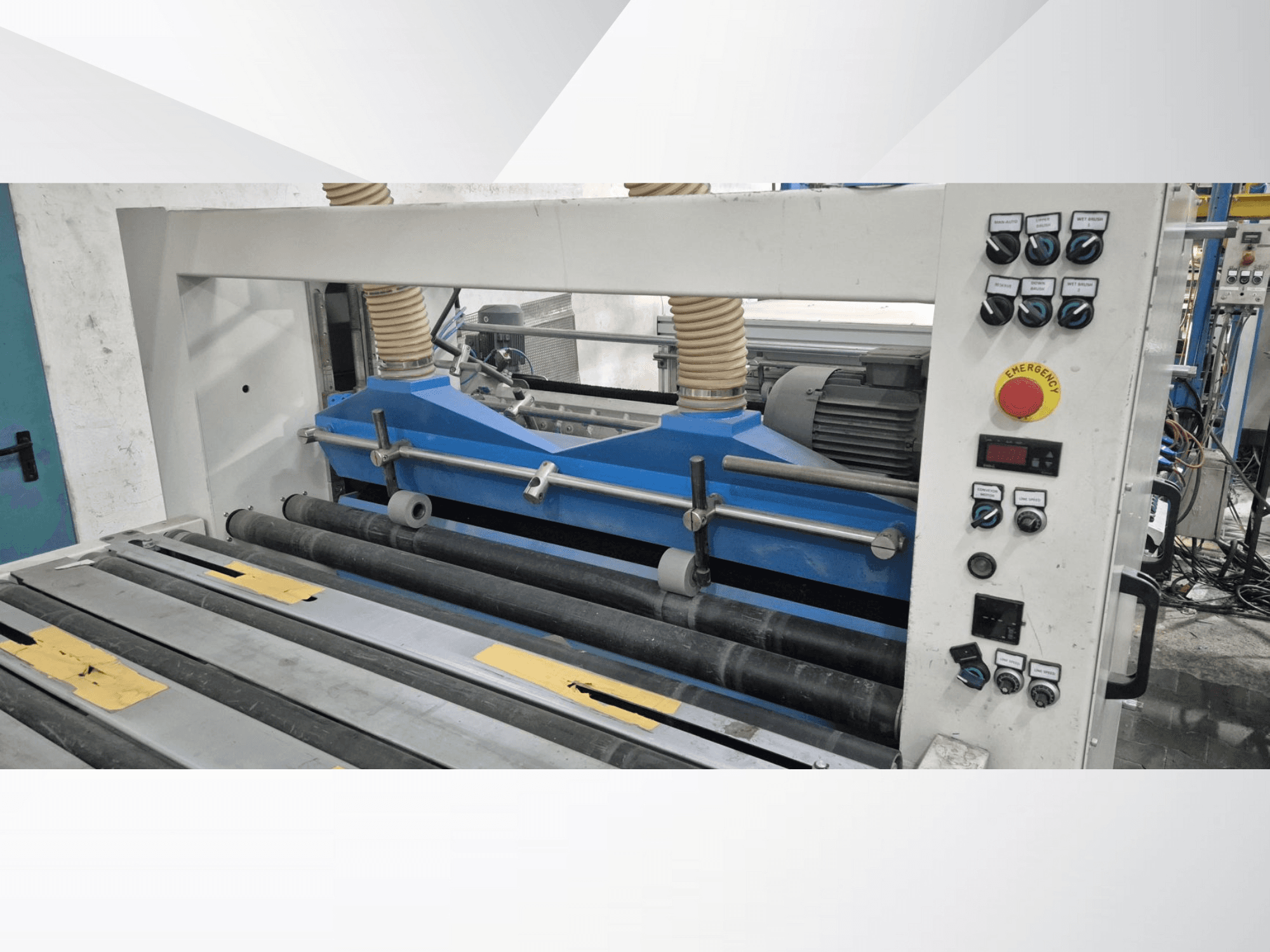 Industrielle Walzmaschine mit blauen Komponenten, Vorderansicht, mit Bedienfeld und Not-Aus-Taster.