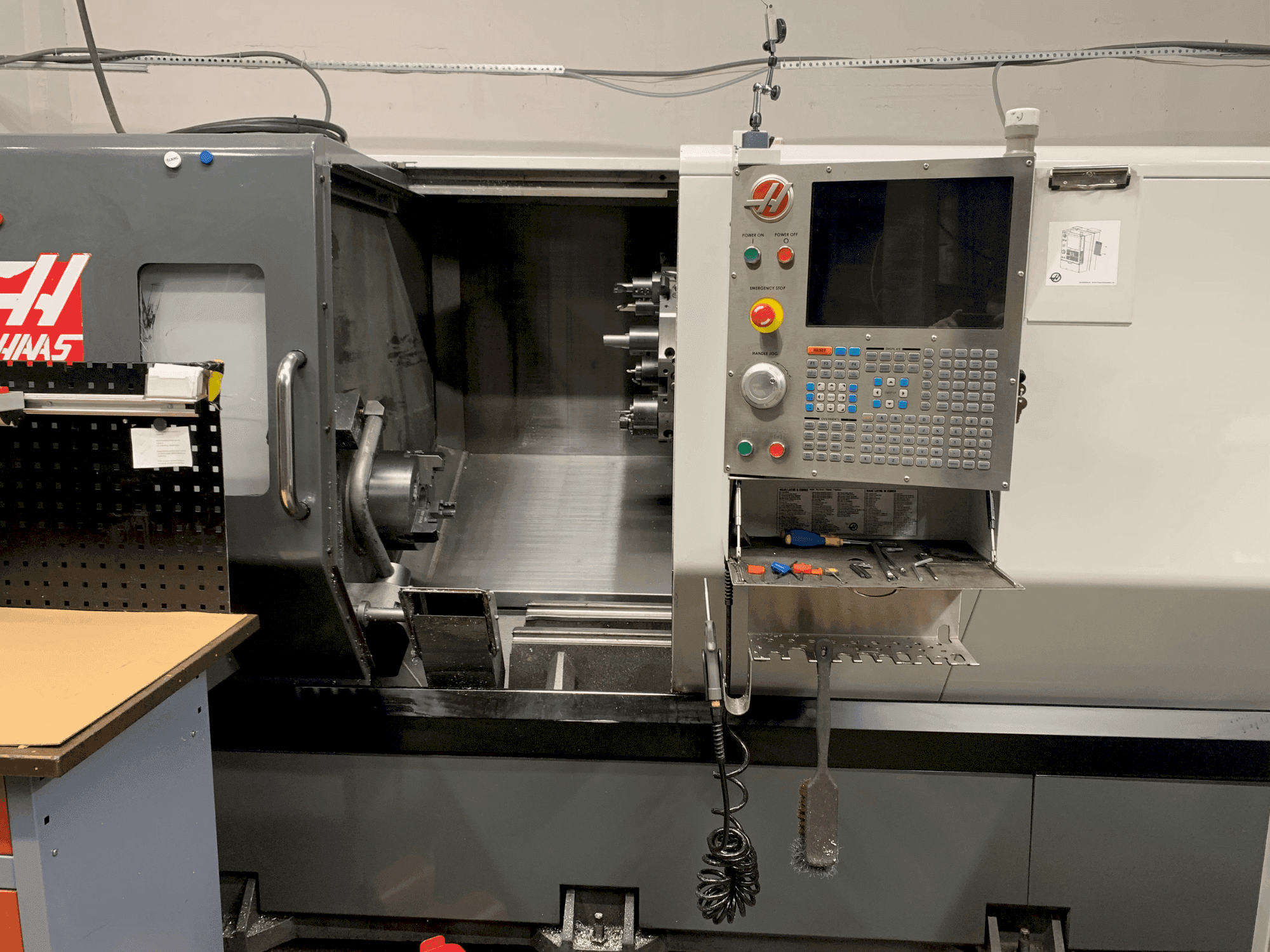 Frontansicht der HAAS ST-30Y Maschine