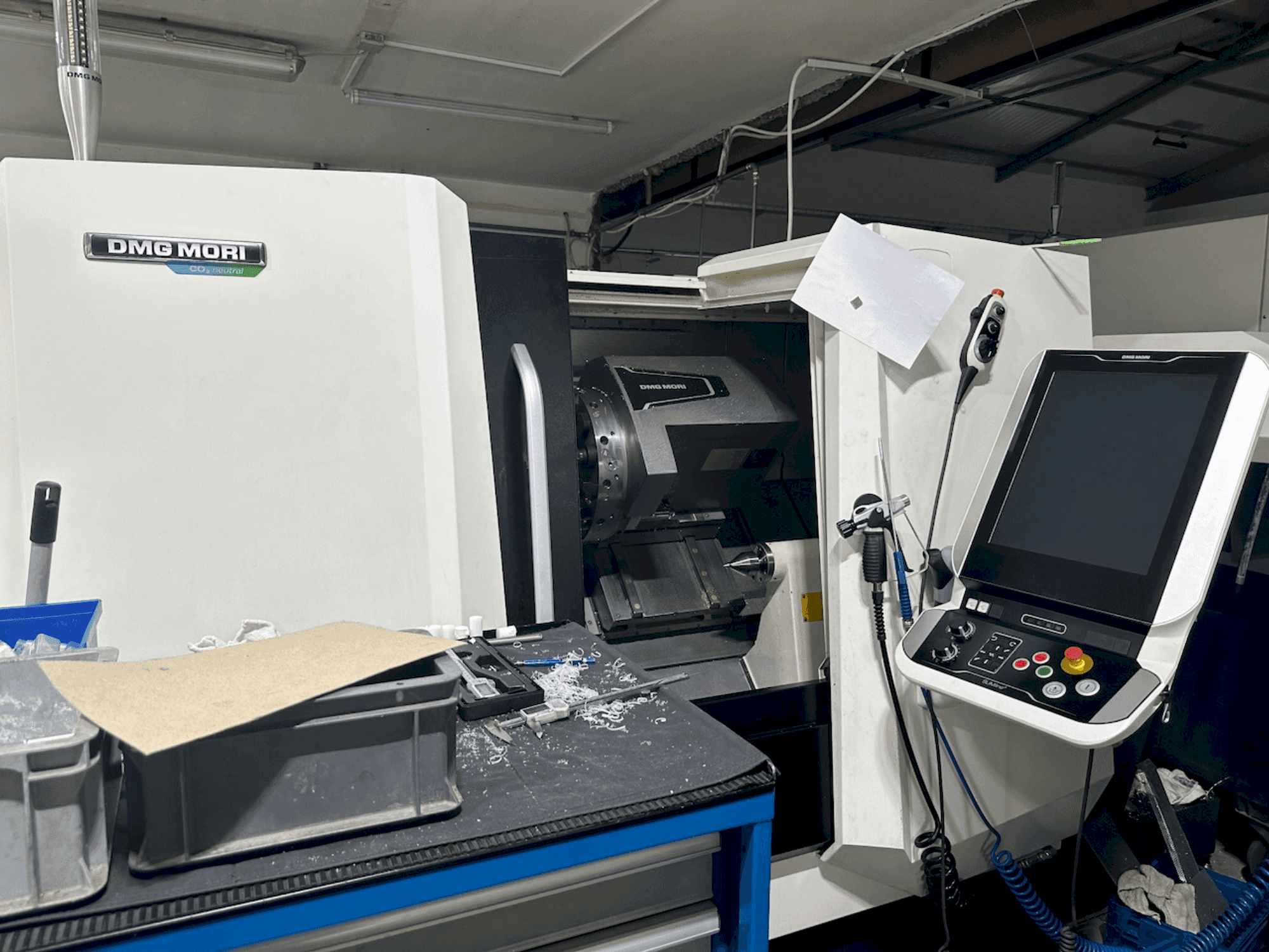 Frontansicht der DMG MORI CLX 350 V4 Maschine