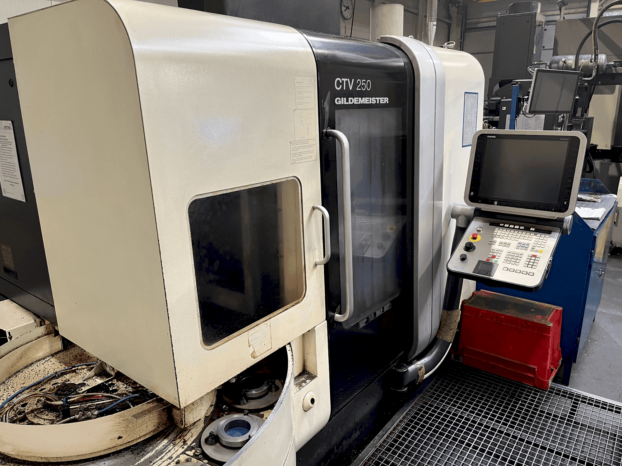 Frontansicht der DMG GILDEMEISTER CTV 250 Maschine