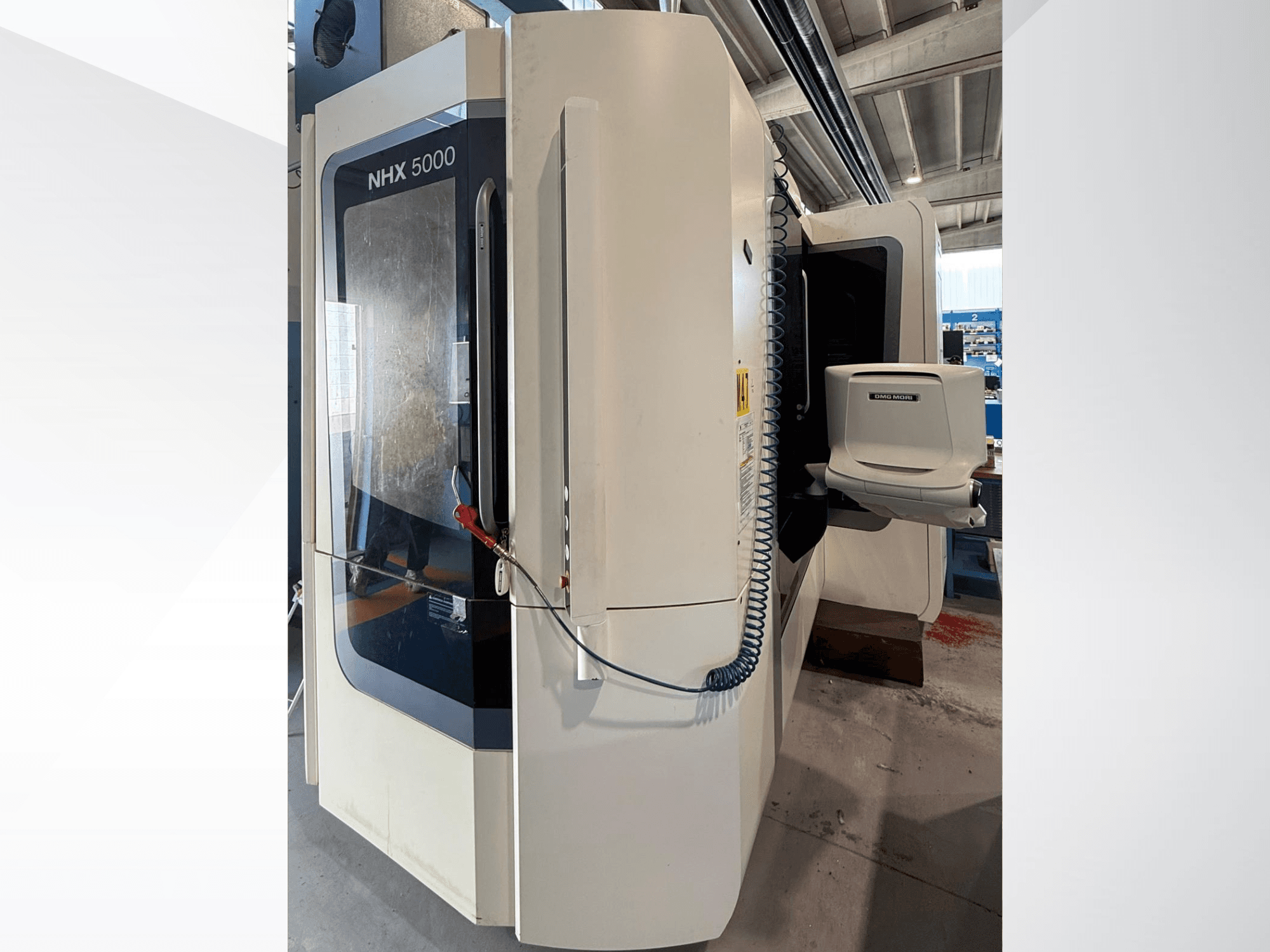 Horizontaldrehmaschine DMG MORI NHX 5000, Vorderansicht, mit Blick auf das Bedienfeld und den Spindelhalter.