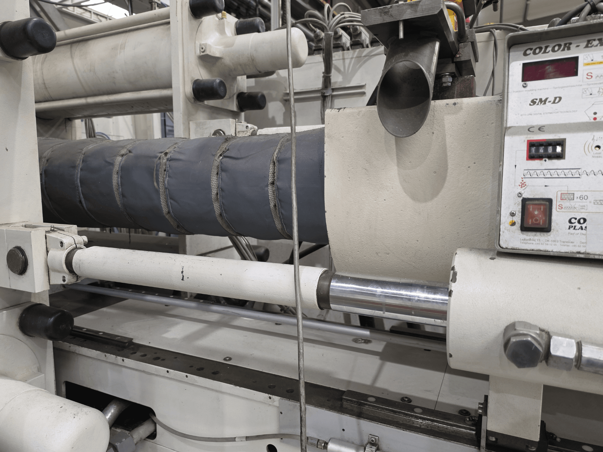 Hydraulische Spritzgießmaschine Krauss Maffei 350-3000 CX, Seitenansicht mit Temperaturregler und Heizelementen.