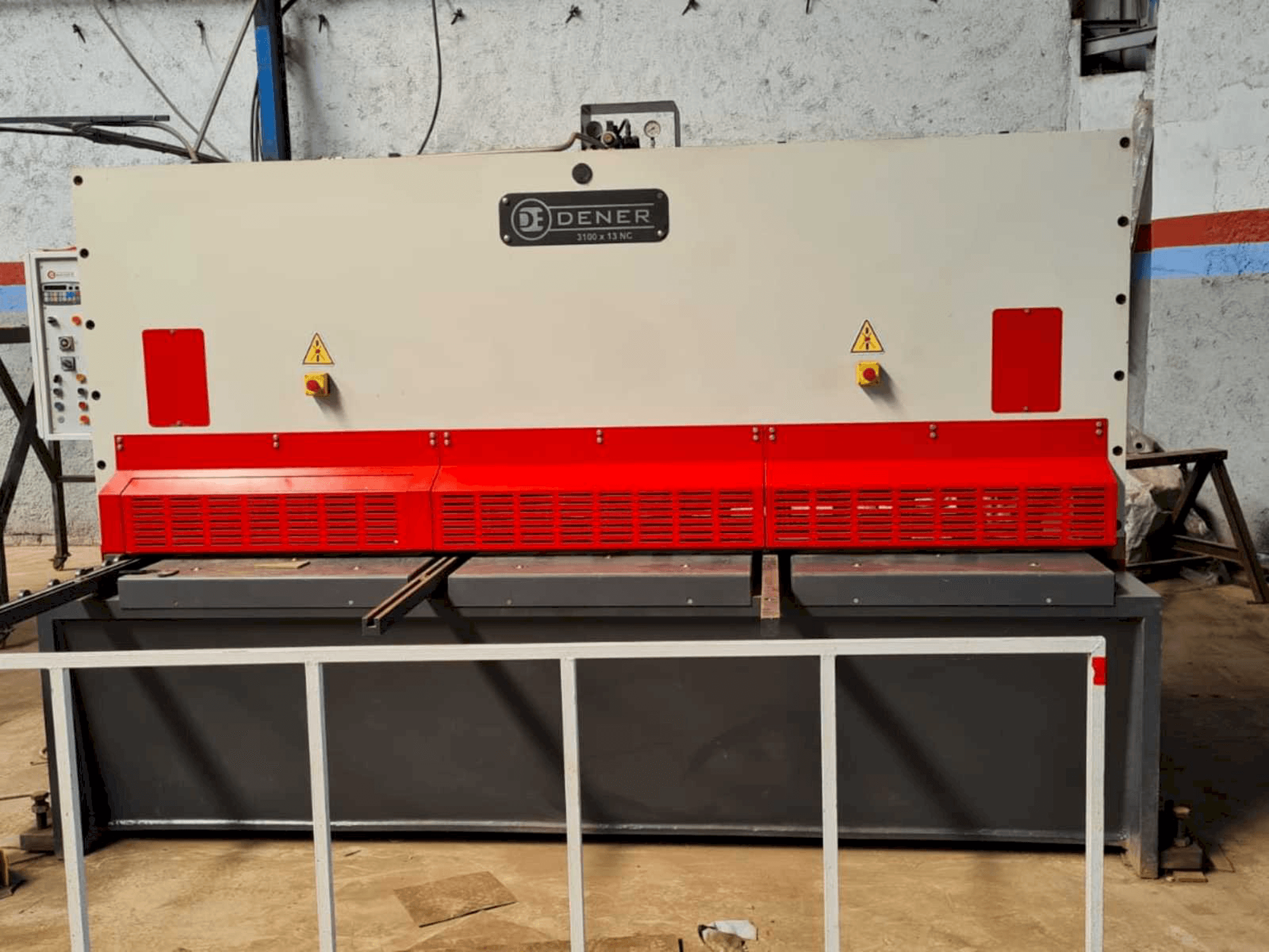 Frontansicht der DENER BS 3013 Maschine