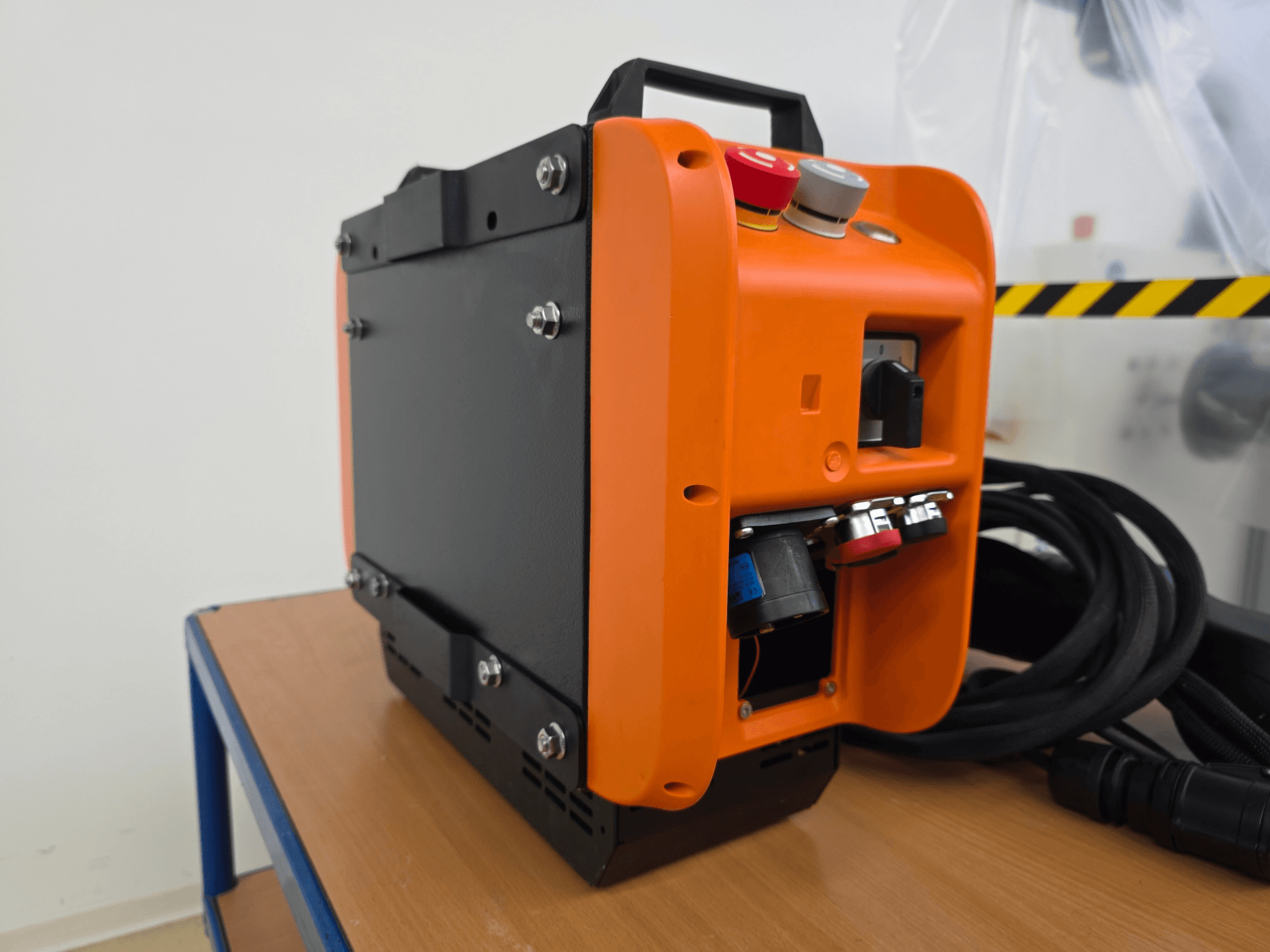 KASSOW ROBOTS KR1205 Roboterarmsteuerung, Seitenansicht mit orangefarbenem und schwarzem Design, Eingangs-/Ausgangsanschlüssen und Kabeln.