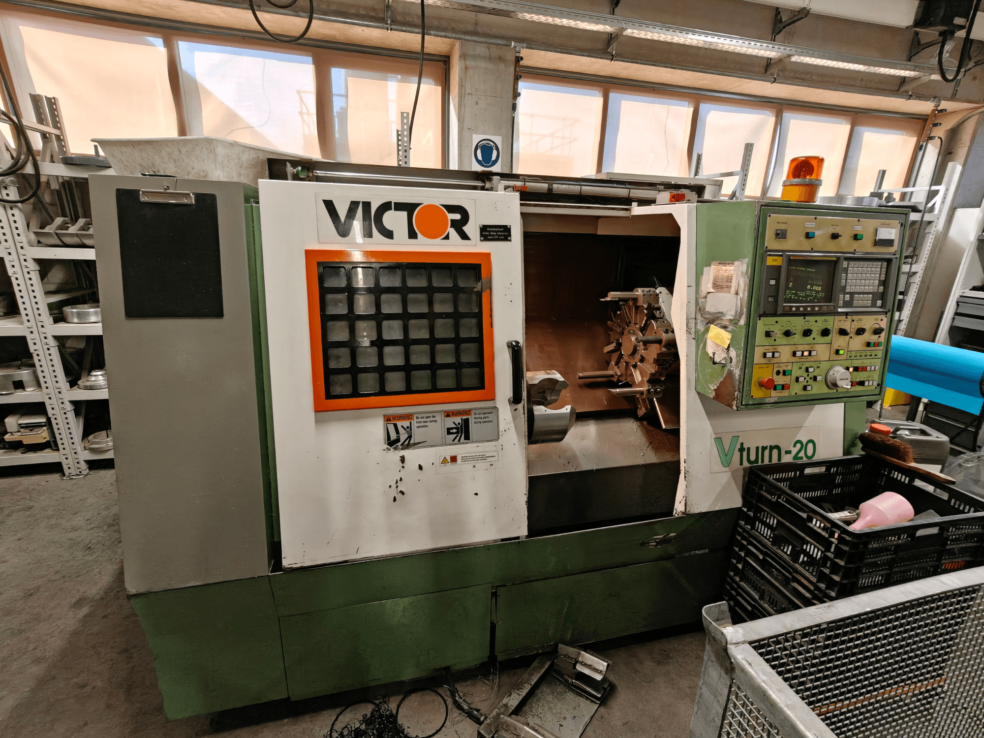 Victor Vturn-20 Horizontaldrehmaschine, Seitenansicht, mit Bedienfeld, Spindel und Arbeitsbereich für die Bearbeitung.