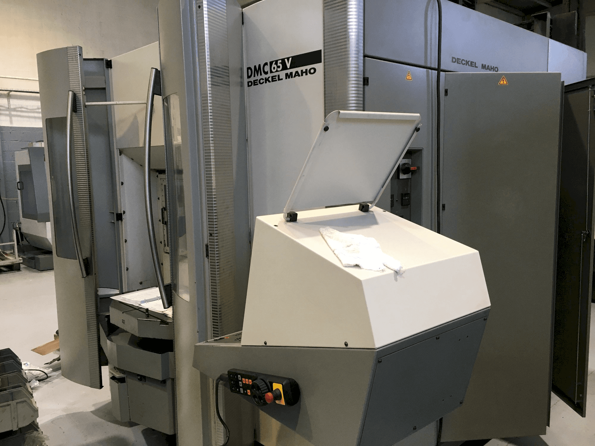 Frontansicht der DECKEL MAHO DMC 65V Maschine