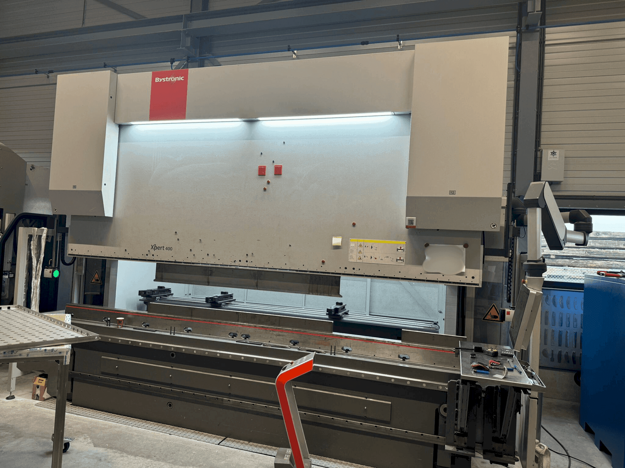 Frontansicht der Bystronic Xpert 400/4100 Maschine