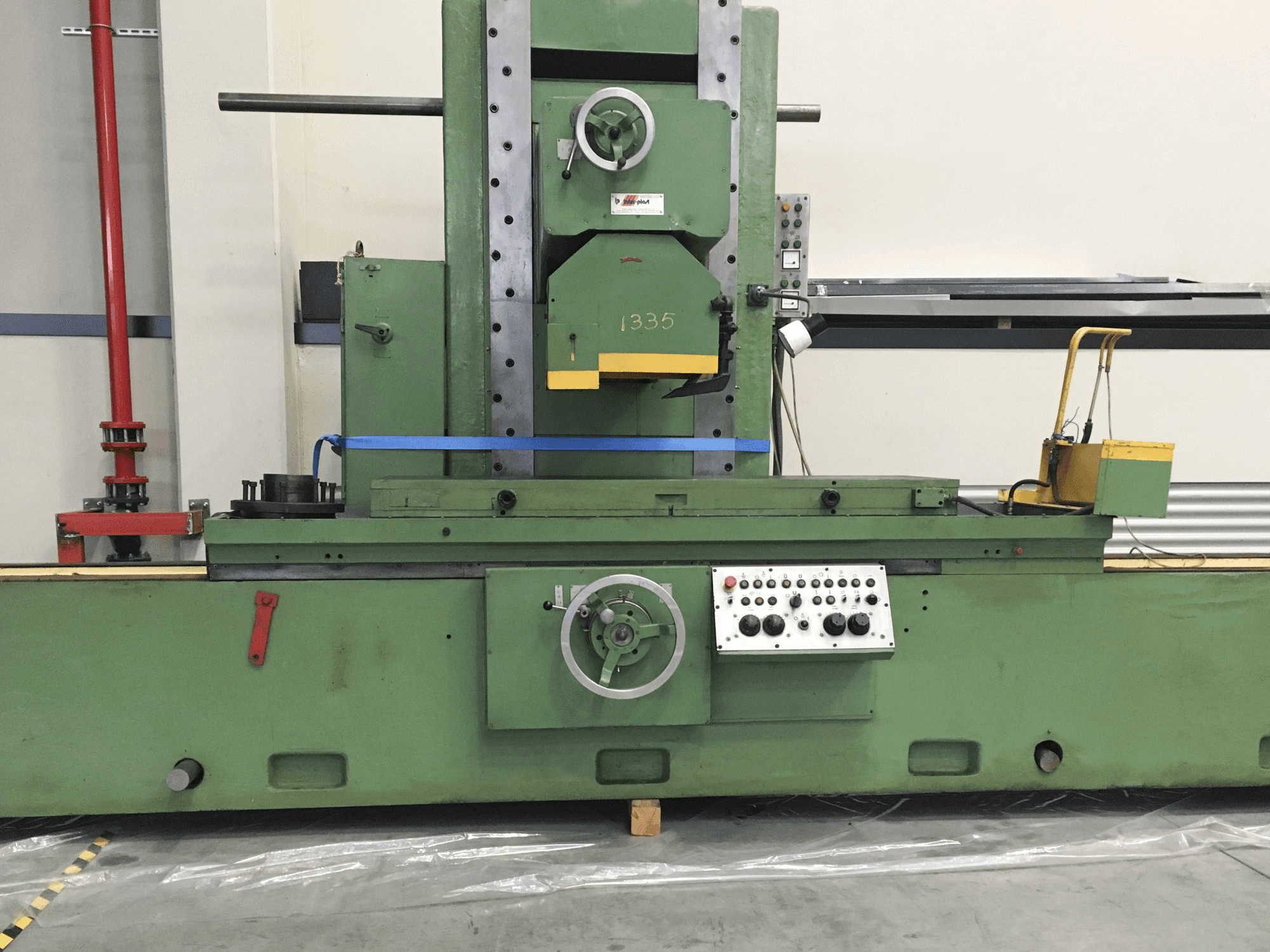 Frontansicht der Inter-plast 3 D 725 Maschine