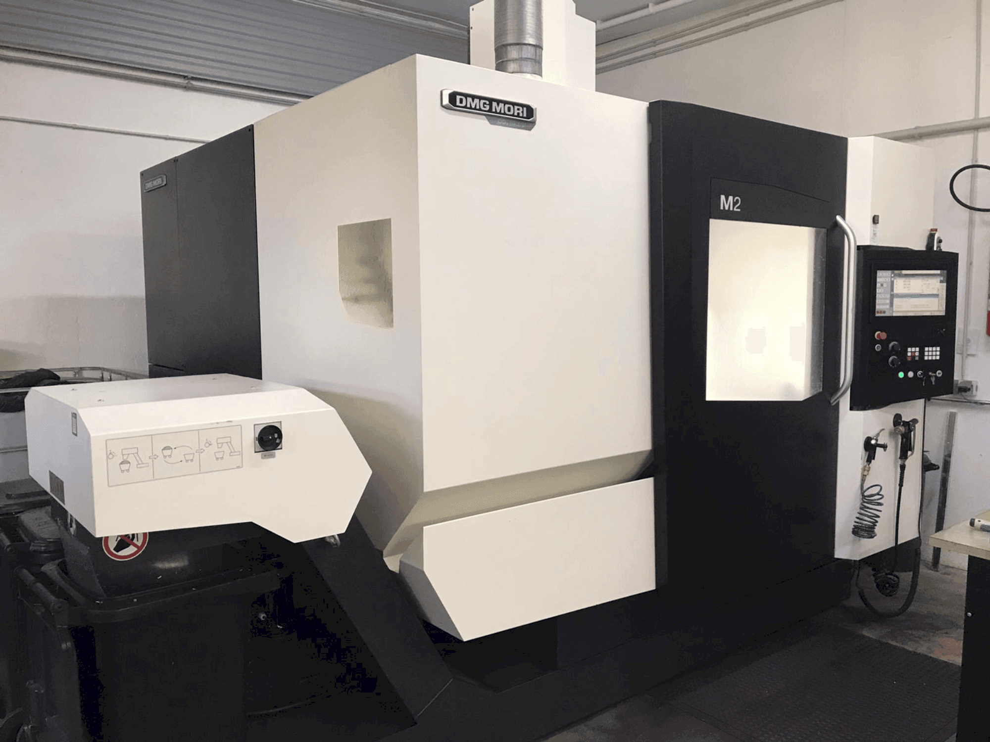Frontansicht der DMG MORI M2 Maschine