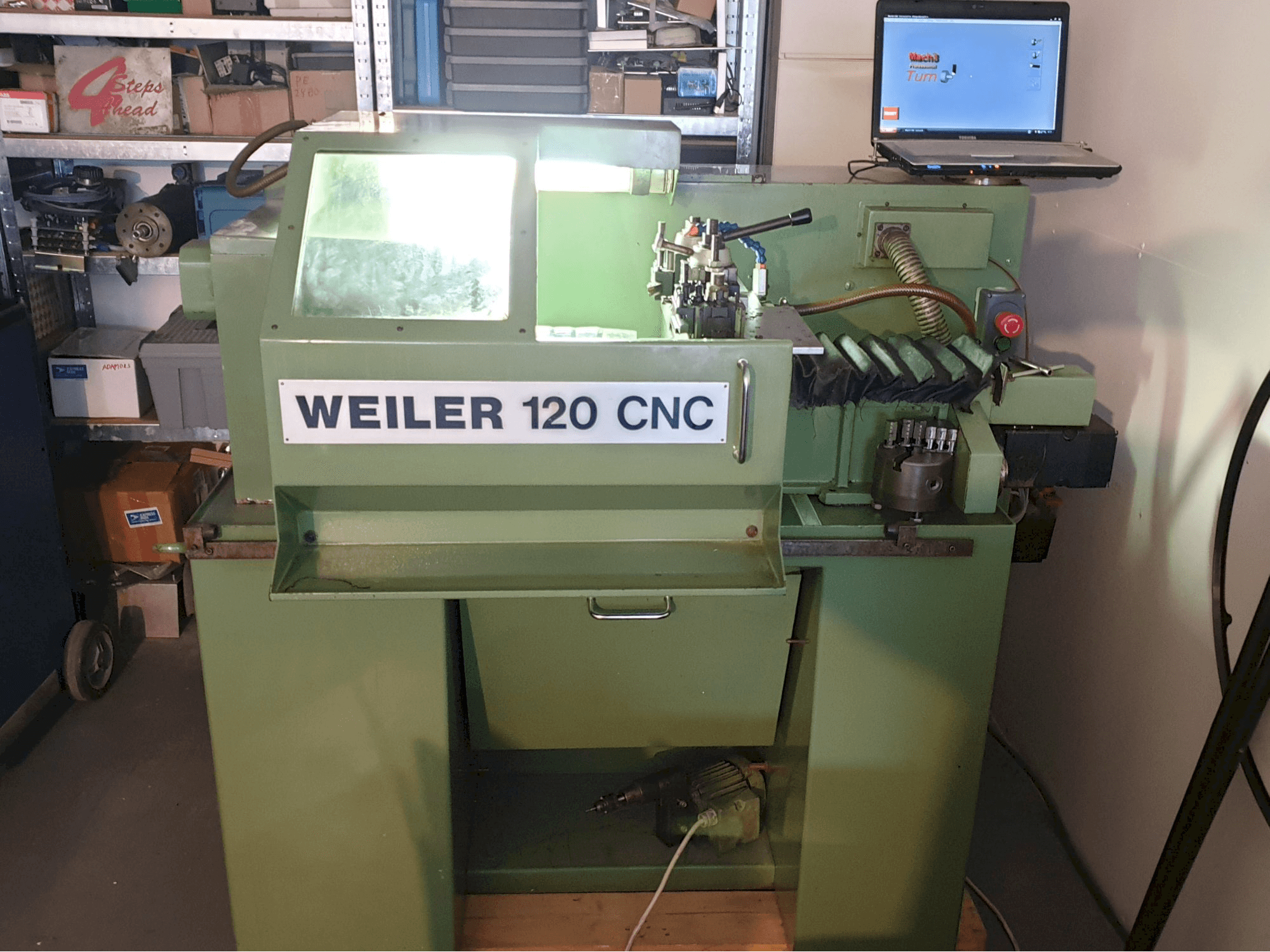 Frontansicht der Weiler 120 CNC Maschine