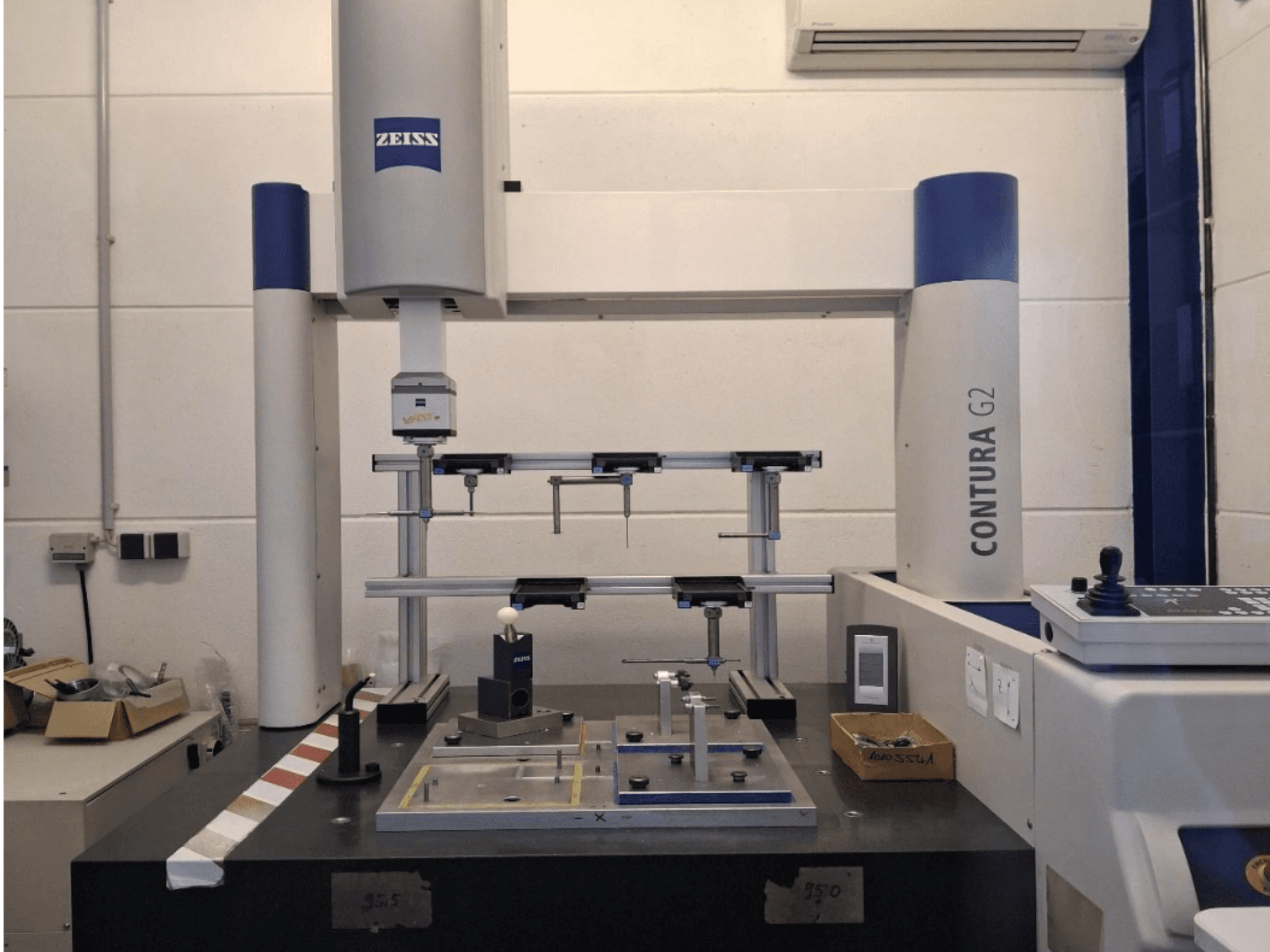 ZEISS Contura G2 KMG in einer Laborumgebung, die das Messgerät und das Bedienfeld in der Vorderansicht zeigt.