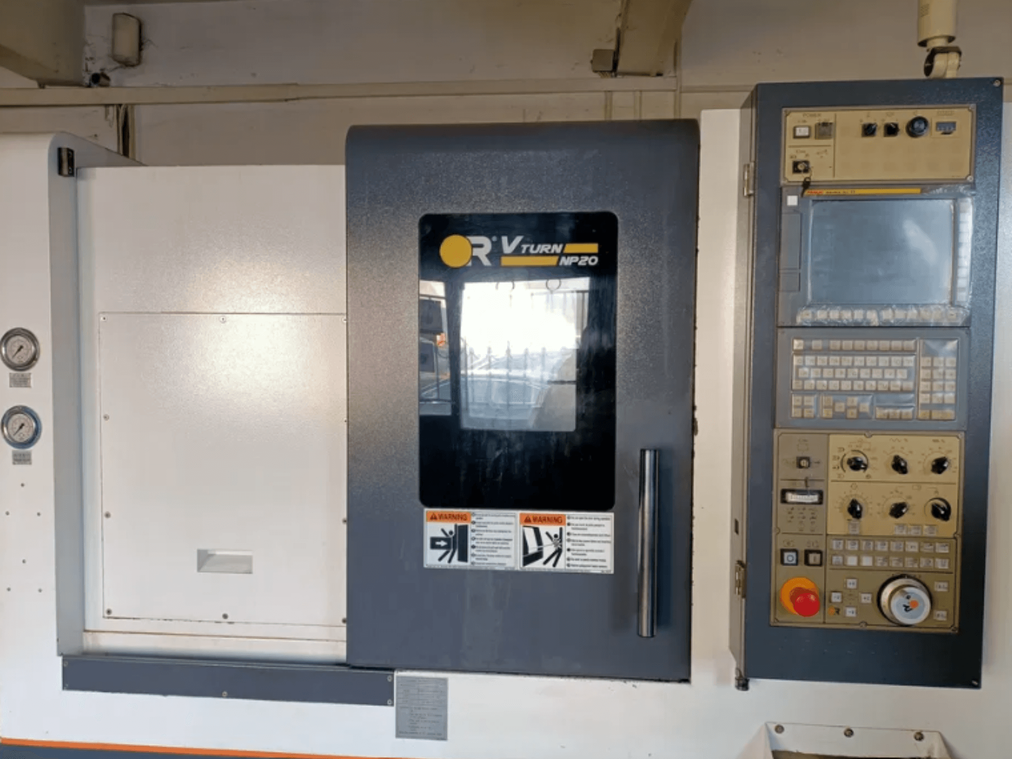 OR VTURN NP20 CNC-Maschine in der Vorderansicht, mit Bedienfeld mit Tasten, Display und Messgeräten an der Seite.
