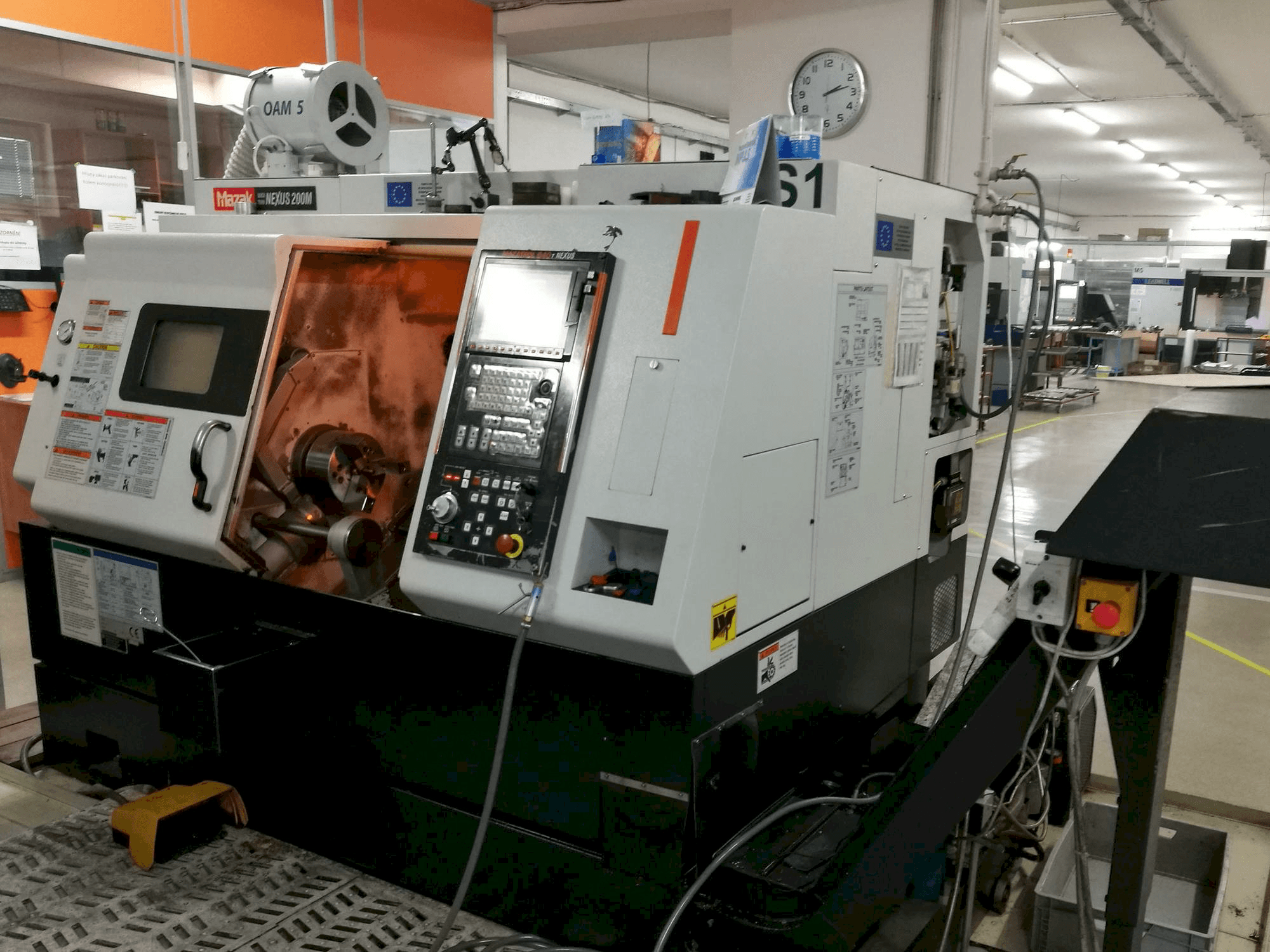 Frontansicht der Mazak QTN-200M Maschine