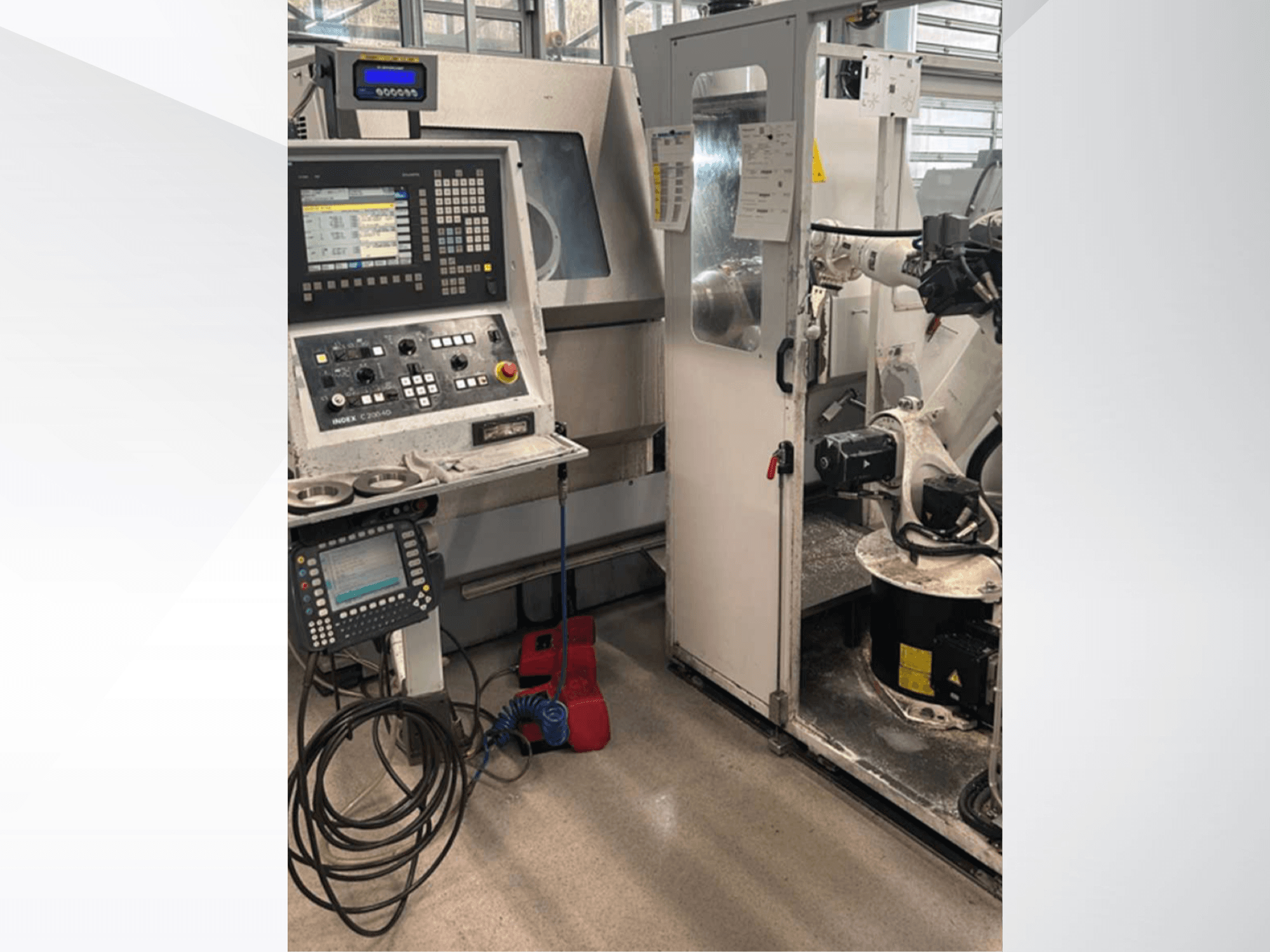 Vorderansicht des Dreh-Fräszentrums Index G 200 RATIO LINE mit Bedienfeld, Roboterarm und Arbeitsbereich.
