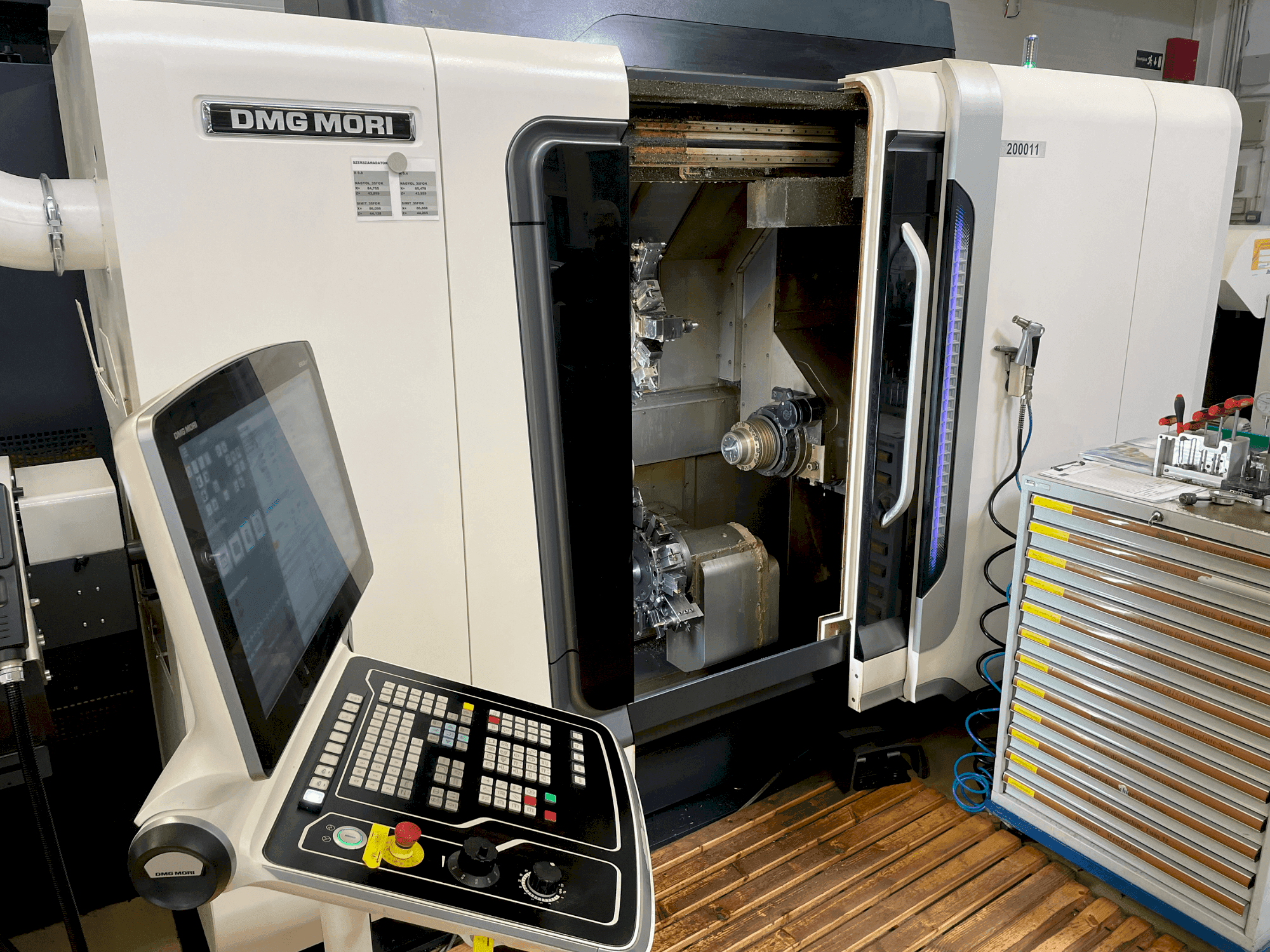 Linke Ansicht der DMG MORI Sprint 50 2T Maschine