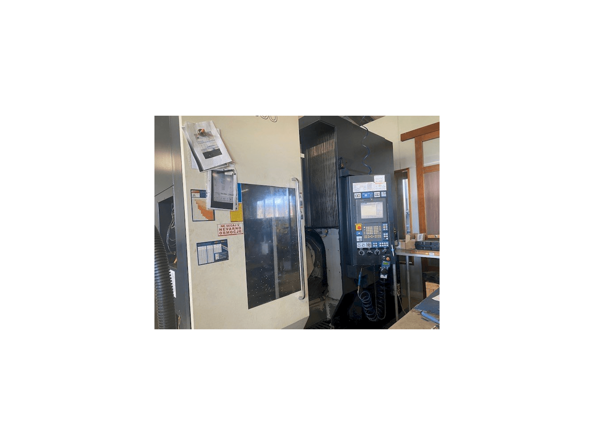 Frontansicht der Makino D500 Maschine