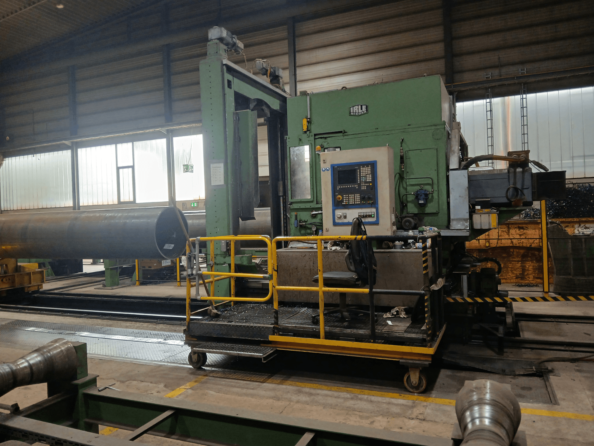 IRLE IRD 1600 CNC-Horizontalbearbeitungszentrum in Seitenansicht, mit Hervorhebung des Bedienfelds und des Schienensystems für schwere Werkstücke.