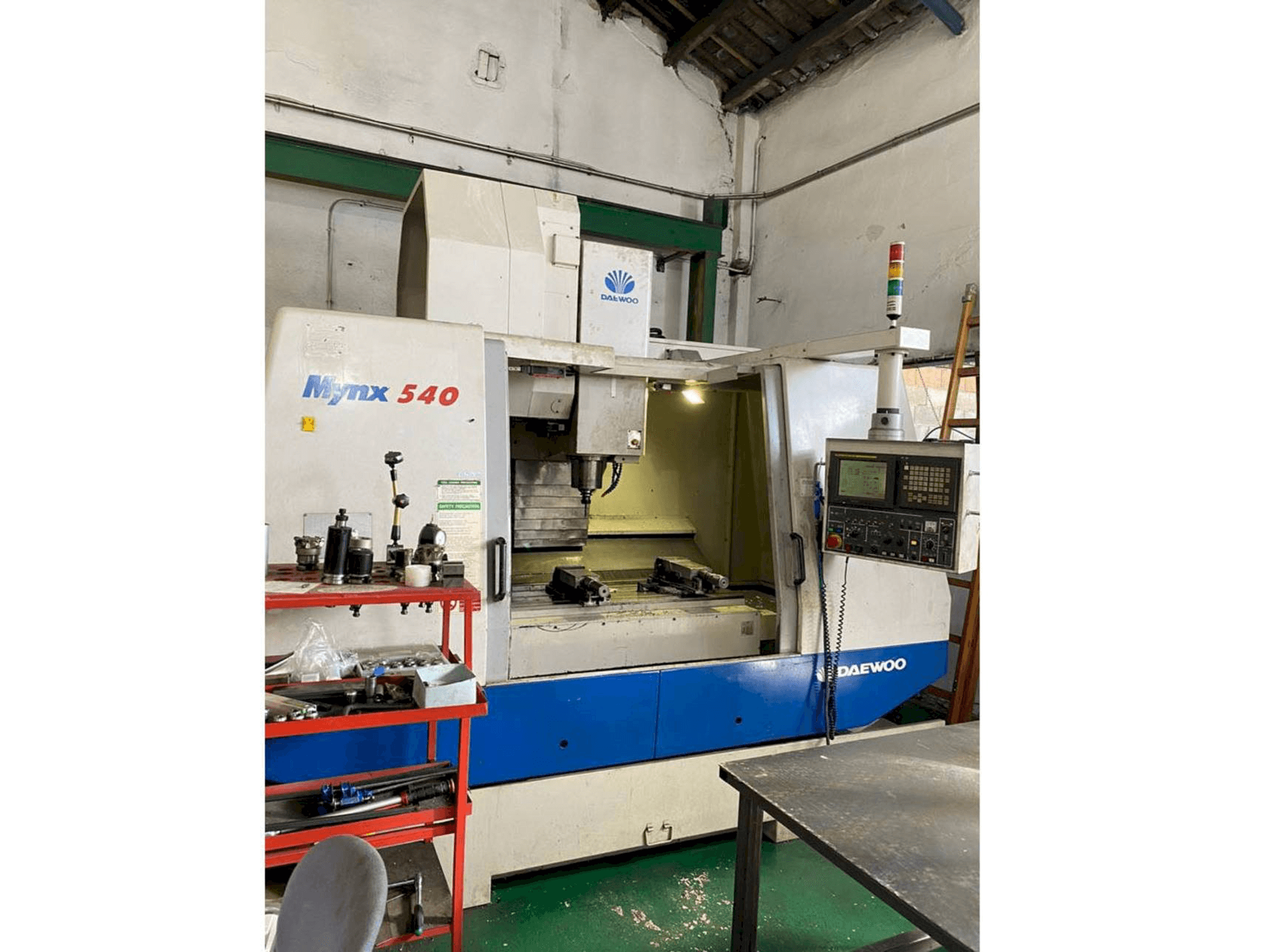 Frontansicht der DAEWOO Mynx 540 Maschine