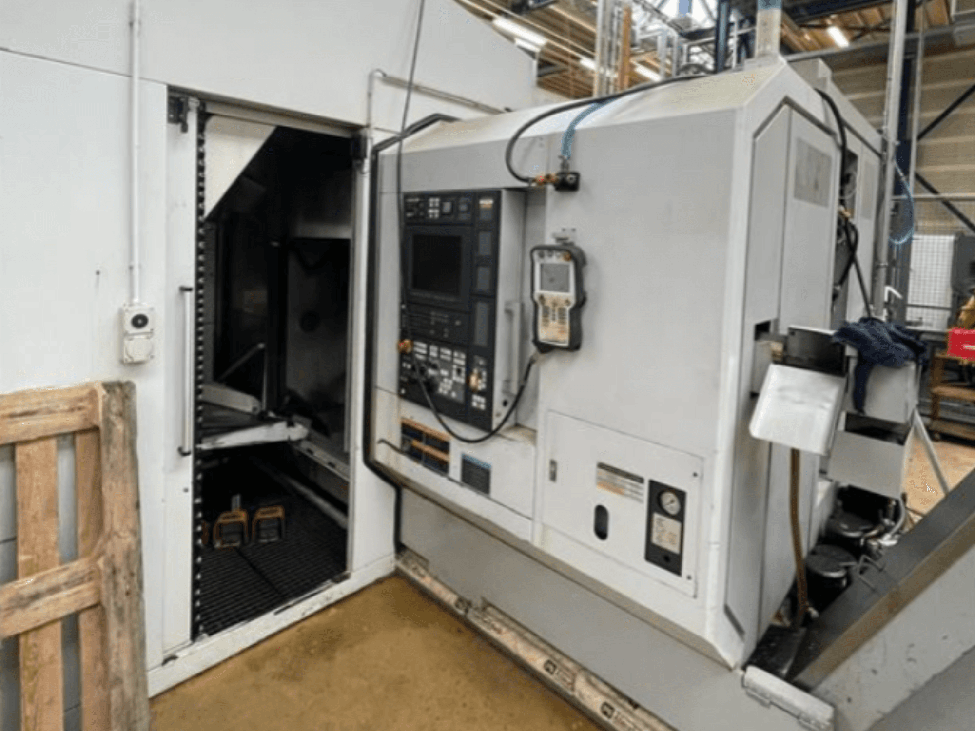DMG Mori Seiki NZ2000T3Y2 Horizontal-Drehmaschine, Seitenansicht mit Bedienfeld und Maschineninnerem.
