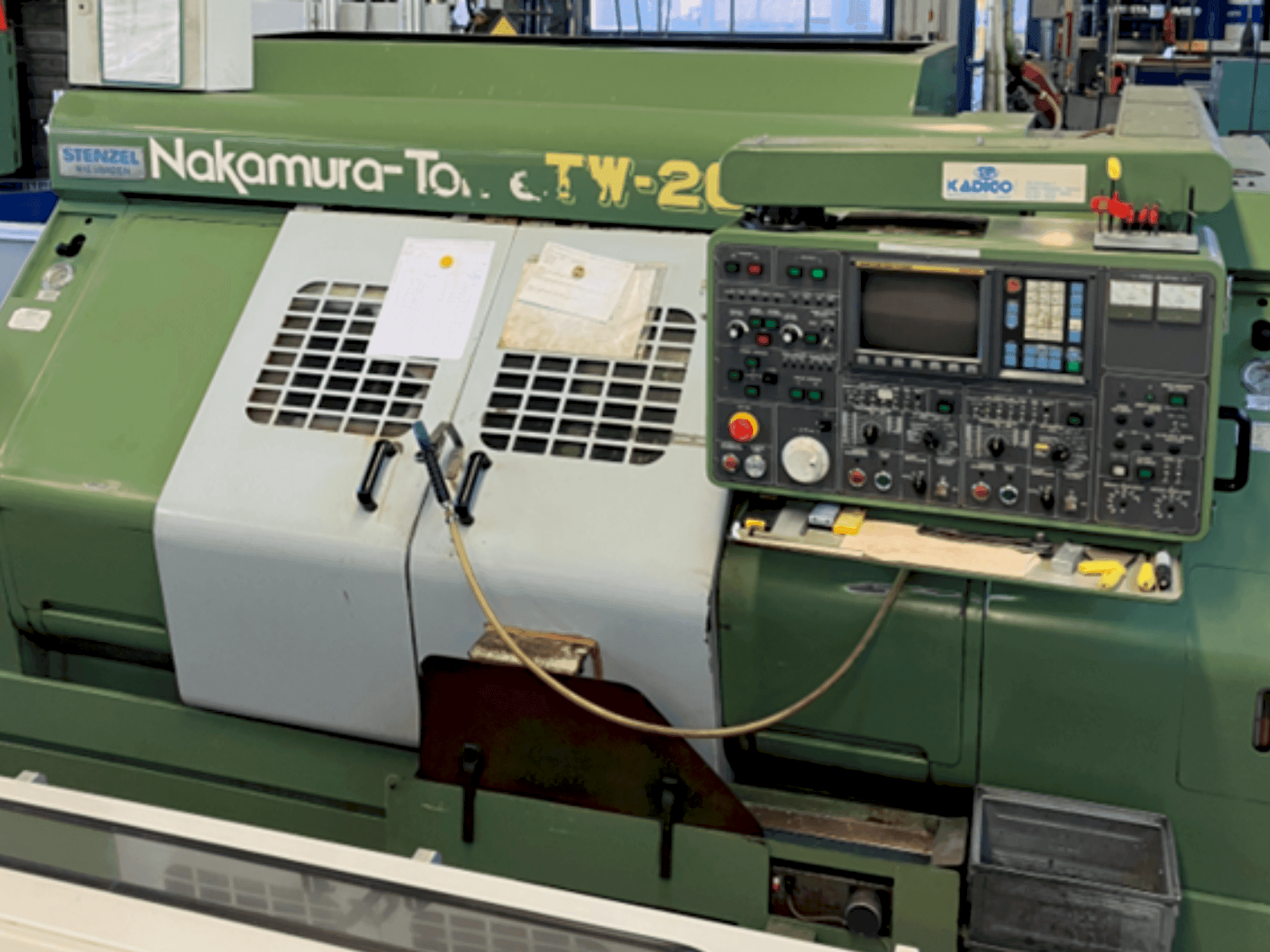 Frontansicht der NAKAMURA-TOME TW-20MM Maschine