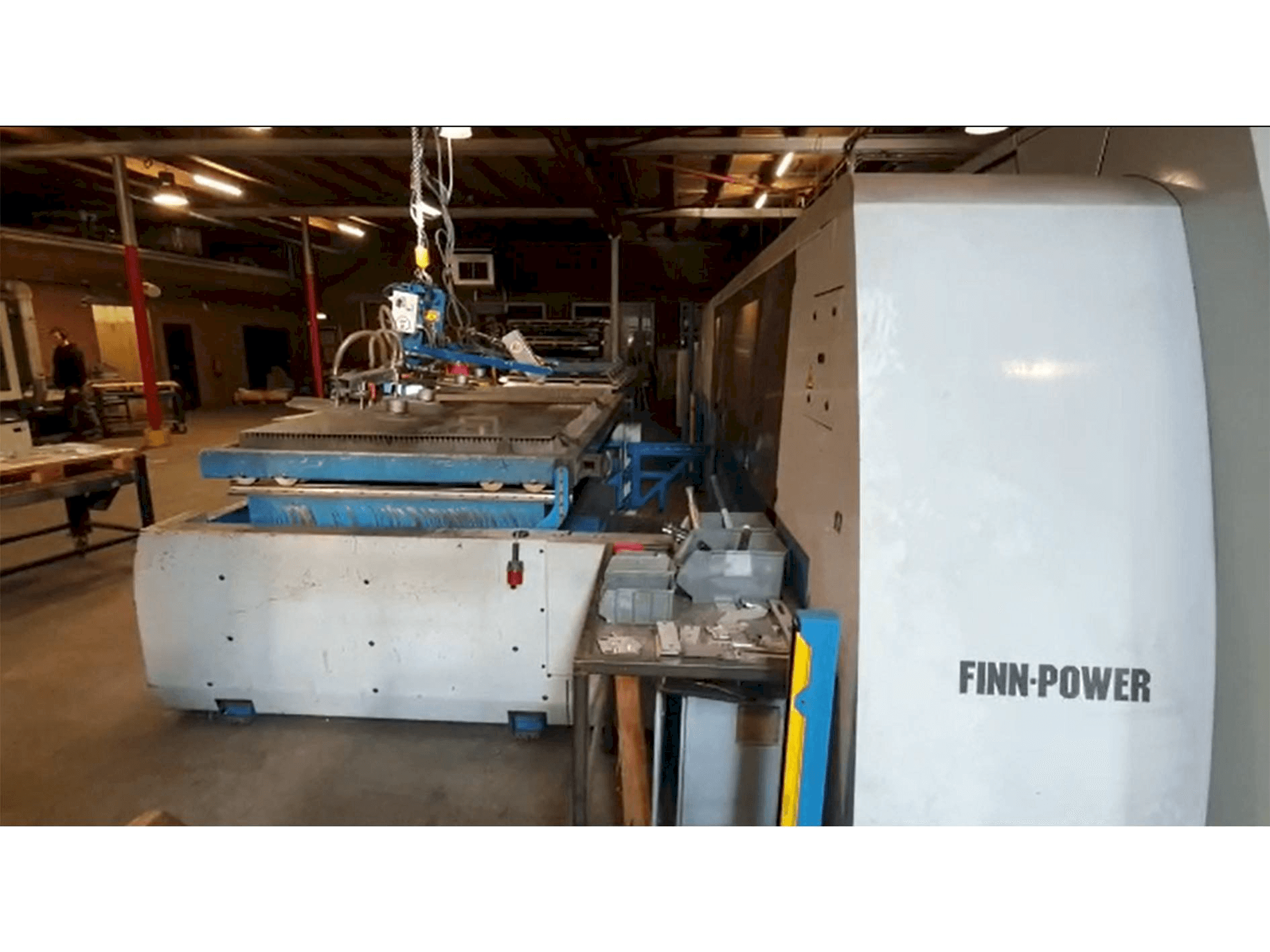 Frontansicht der Finn-Power L6 4kW CO2 Maschine