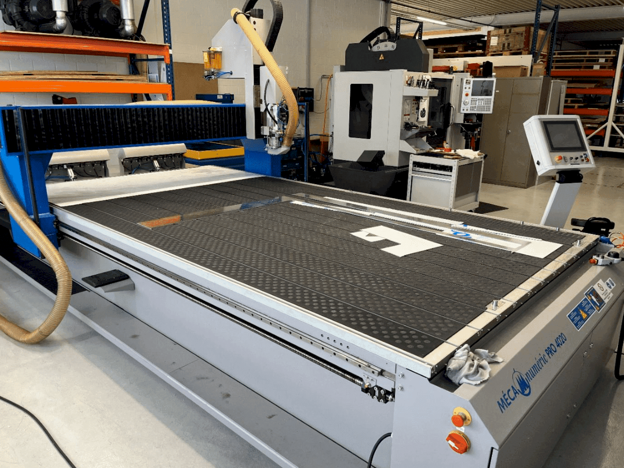 Frontansicht der MECANUMERIC MecaPro 4020 Maschine