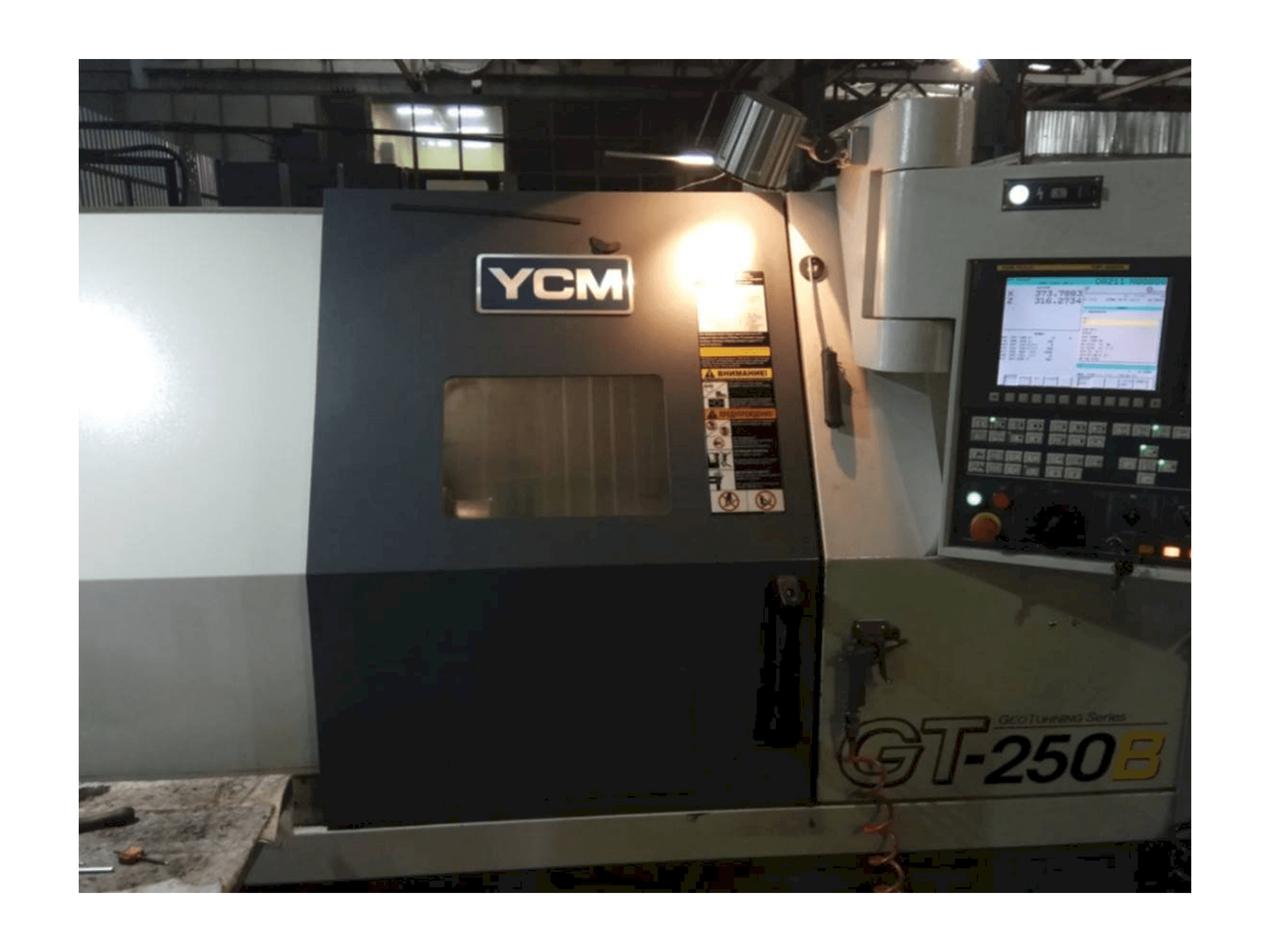 Frontansicht der YCM GT250B Maschine