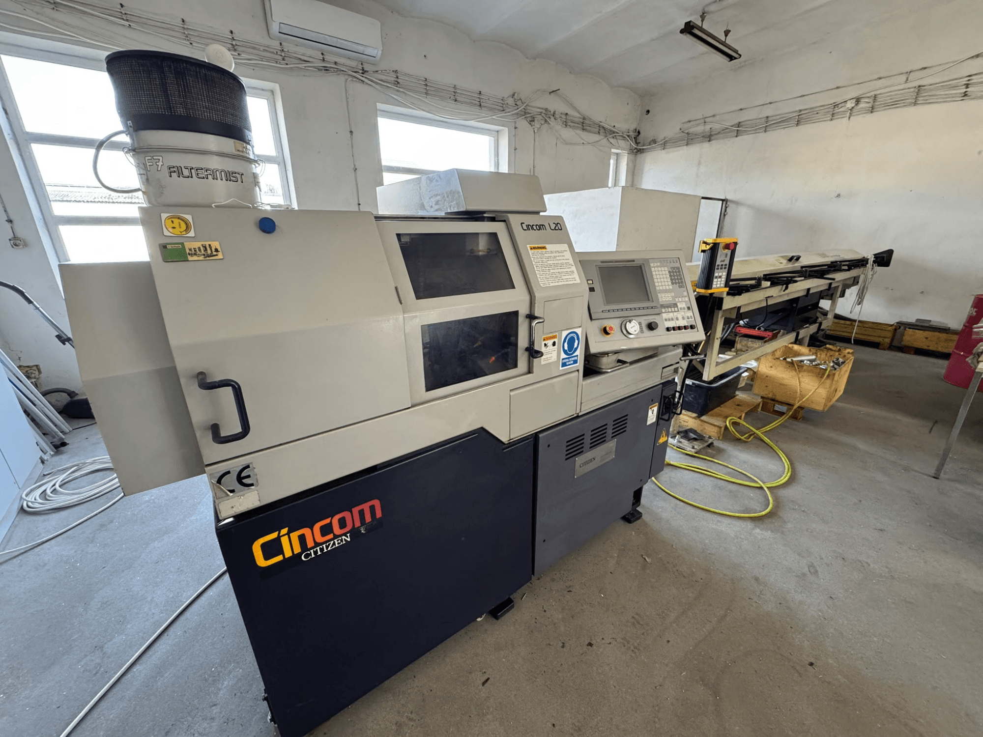 Citizen Cincom L20 VII Drehmaschine im Schweizer Stil in der Vorderansicht, mit Blick auf das Bedienfeld und das Kühlmittelsystem.
