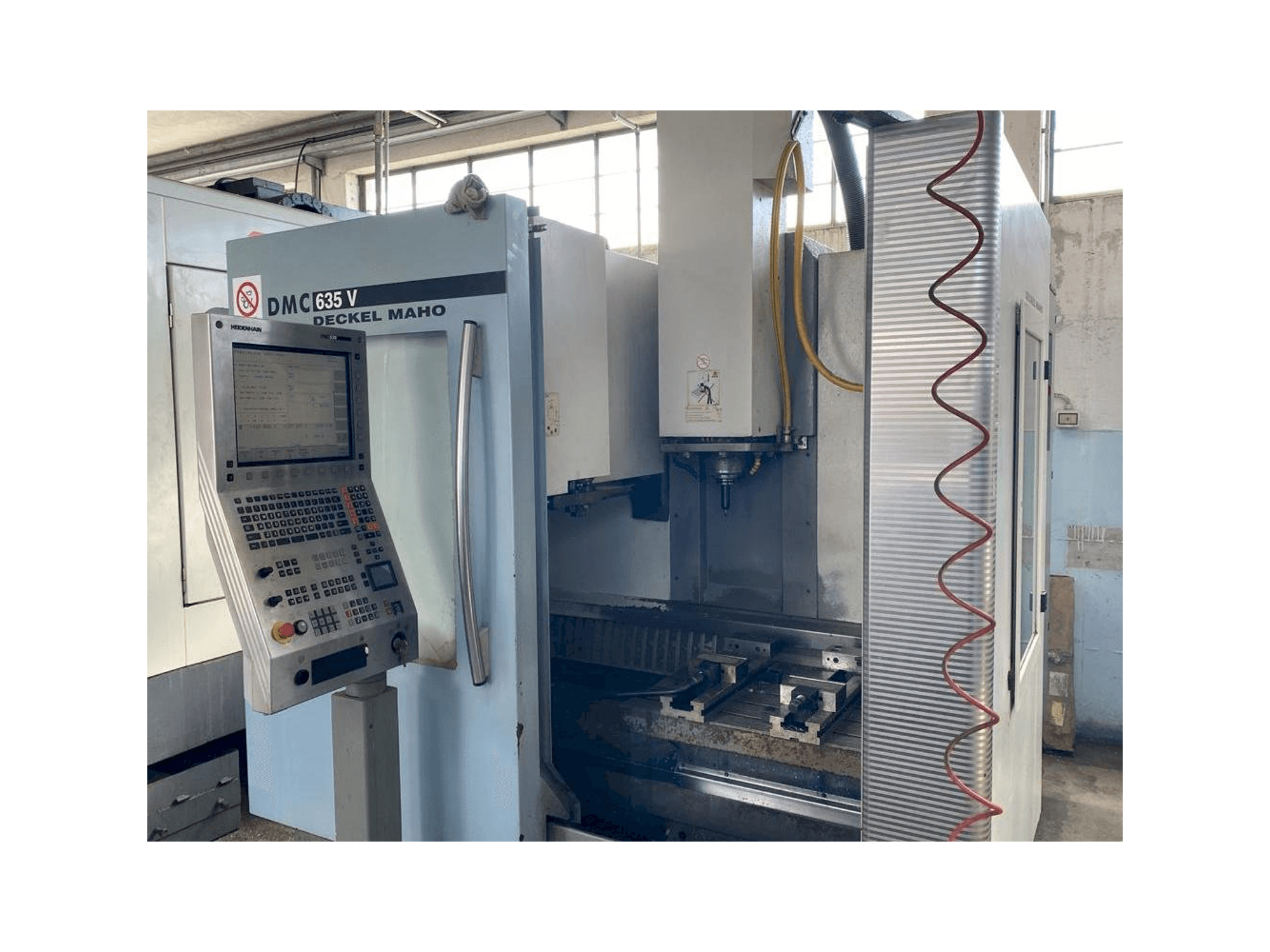 Frontansicht der DECKEL MAHO DMC 635V Maschine